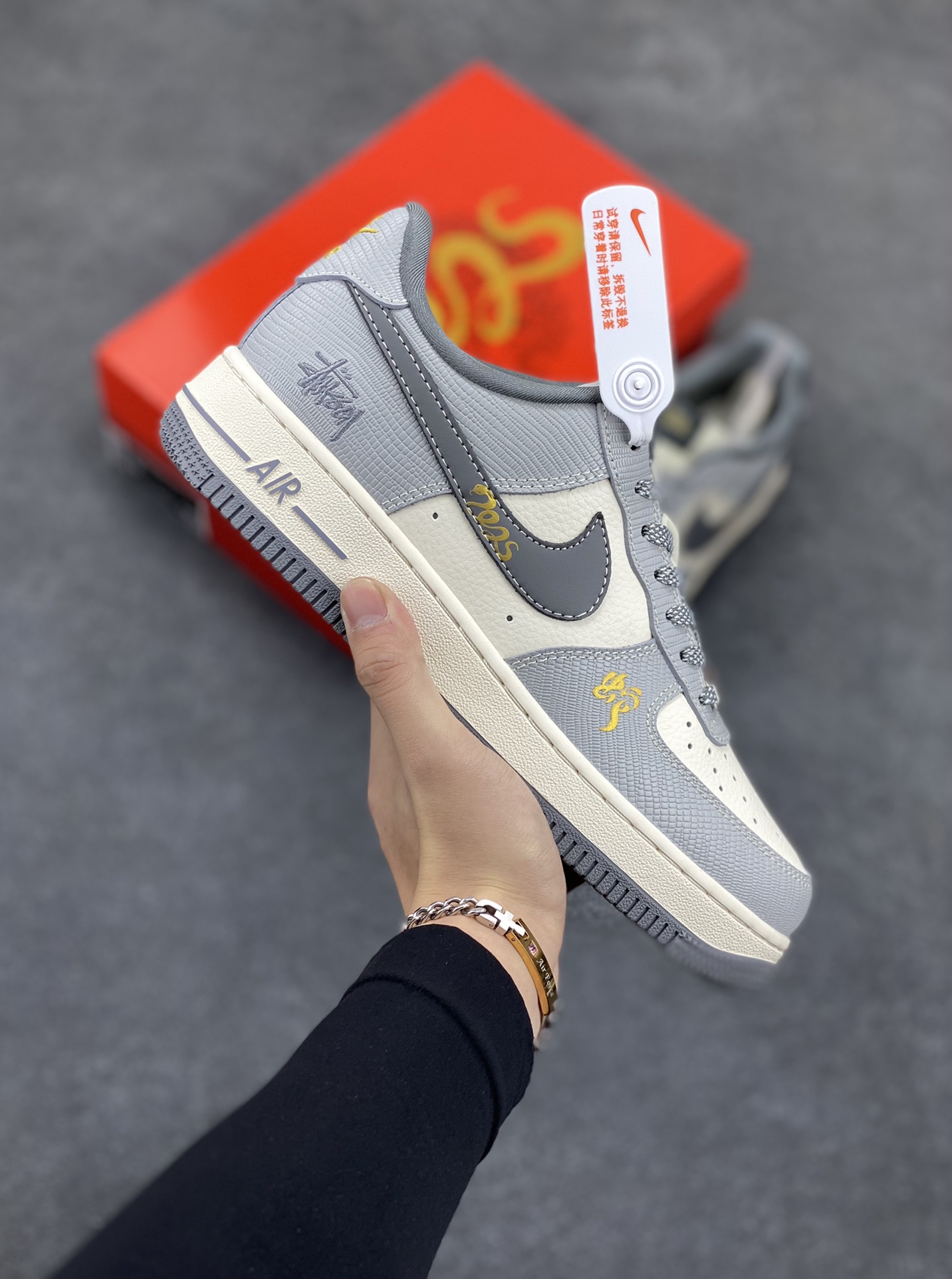 NIke Air Force 1 \’07 Low 斯图西联名“蛇年限定——白灰蛇鳞”空军一号 低帮 运动鞋 休闲鞋 折边针车 工艺难度大 原楦头原纸板 原装鞋盒 定制五金配件 内置全掌气垫 原厂鞋底 货号:XF8698-045 尺码:36 36.5 37.5 38 38.5 39 40 40.5 41 42 42.5 43 44 44.5 45-选品中心