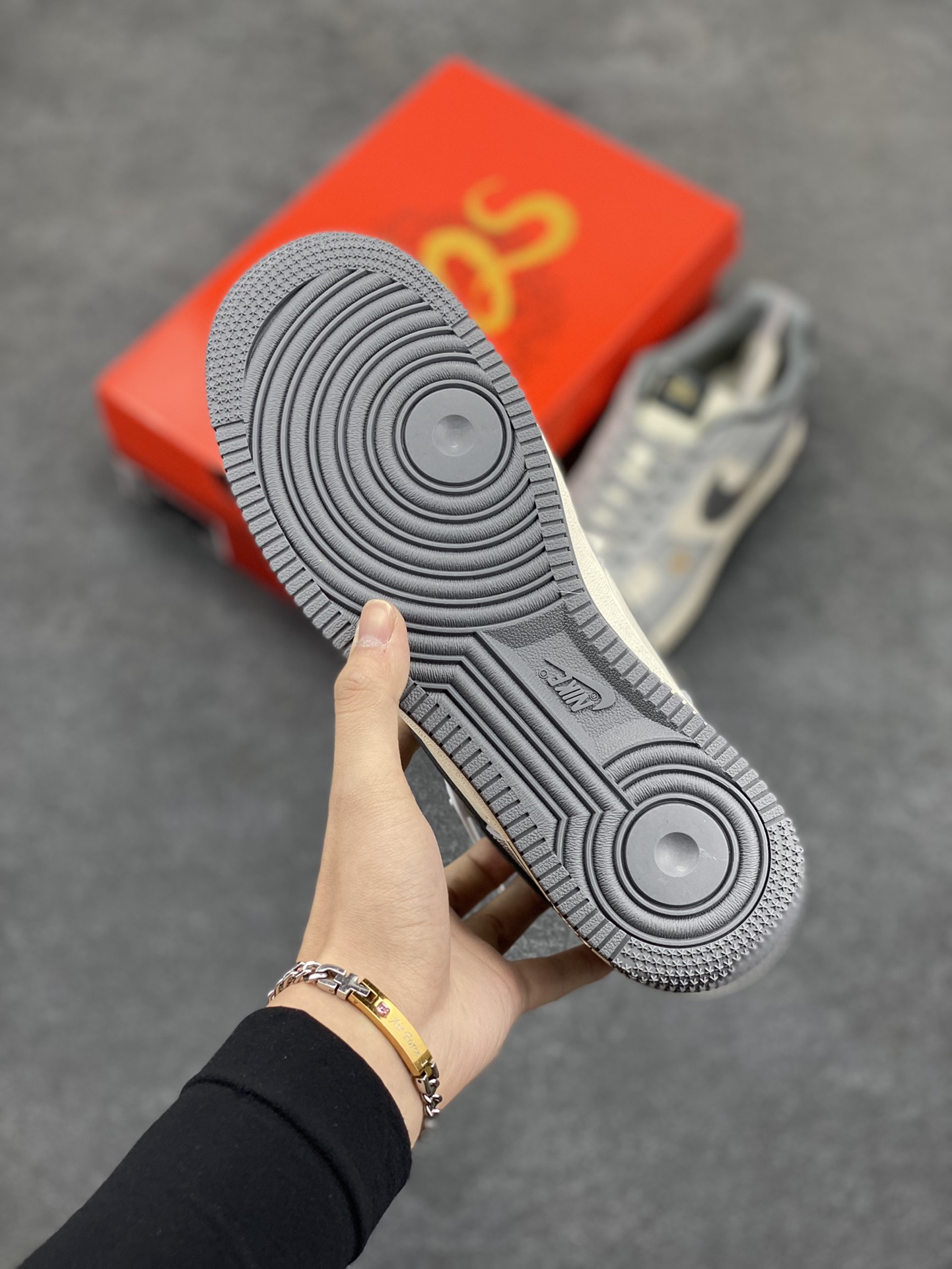 图片[5]-NIke Air Force 1 \’07 Low 斯图西联名“蛇年限定——白灰蛇鳞”空军一号 低帮 运动鞋 休闲鞋 折边针车 工艺难度大 原楦头原纸板 原装鞋盒 定制五金配件 内置全掌气垫 原厂鞋底 货号：XF8698-045 尺码：36 36.5 37.5 38 38.5 39 40 40.5 41 42 42.5 43 44 44.5 45-选品中心