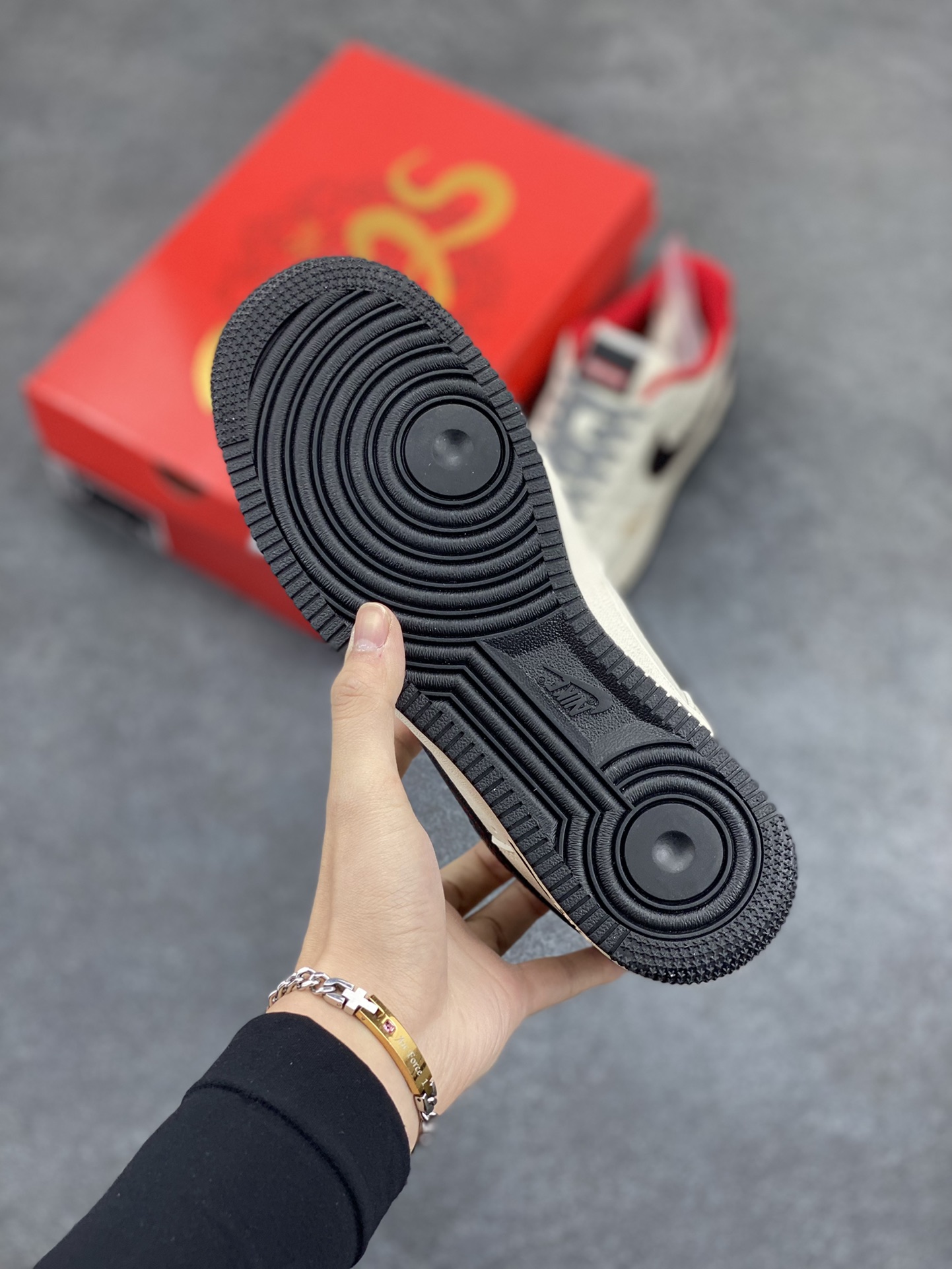 图片[5]-NIke Air Force 1 \’07 Low “supreme蛇年限定——米白黑蛇鳞”空军一号 低帮 运动鞋 休闲鞋 折边针车 工艺难度大 原楦头原纸板 原装鞋盒 定制五金配件 内置全掌气垫 原厂鞋底 货号：XF8698-043 尺码：36 36.5 37.5 38 38.5 39 40 40.5 41 42 42.5 43 44 44.5 45-选品中心