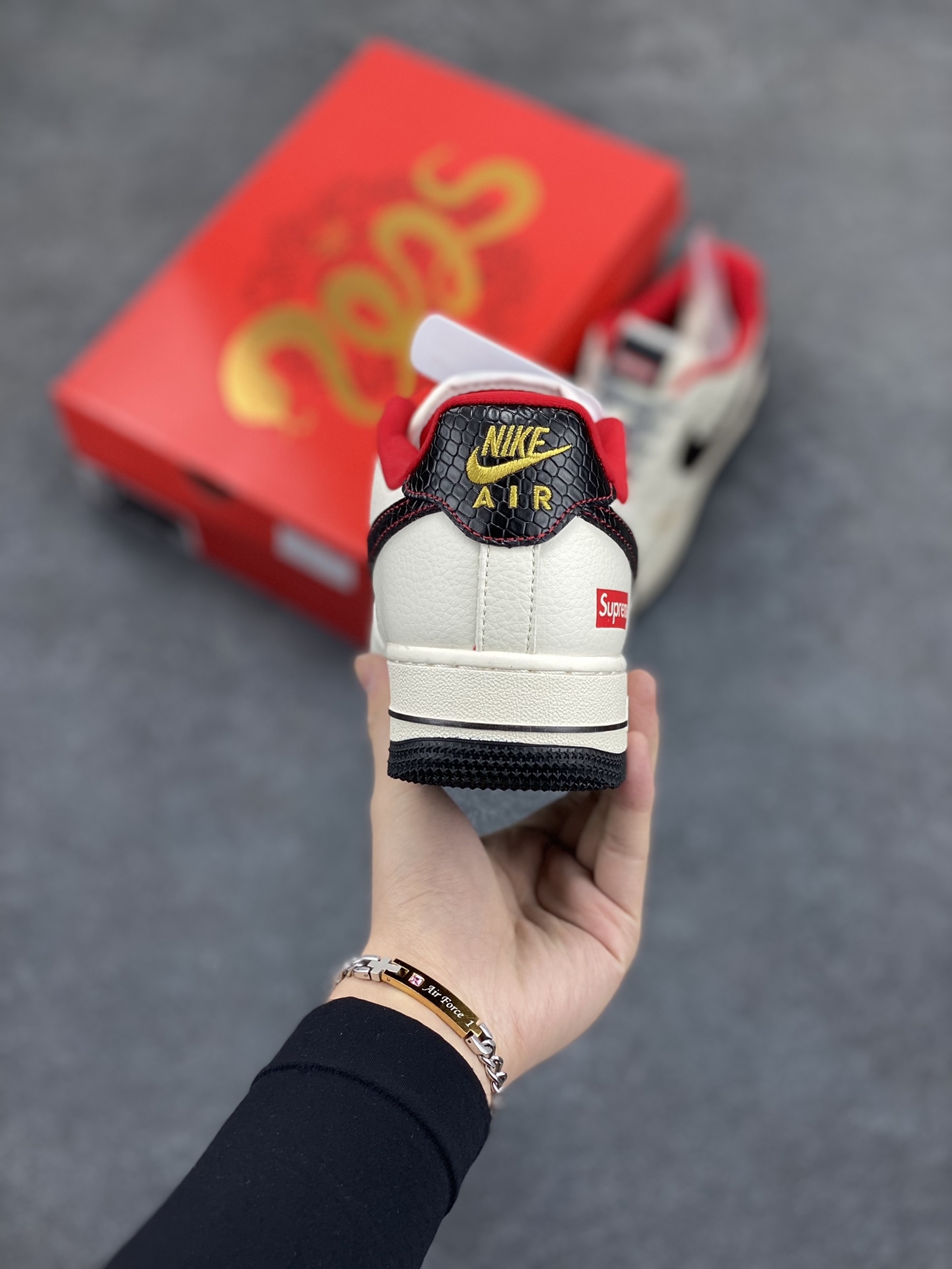 图片[4]-NIke Air Force 1 \’07 Low “supreme蛇年限定——米白黑蛇鳞”空军一号 低帮 运动鞋 休闲鞋 折边针车 工艺难度大 原楦头原纸板 原装鞋盒 定制五金配件 内置全掌气垫 原厂鞋底 货号：XF8698-043 尺码：36 36.5 37.5 38 38.5 39 40 40.5 41 42 42.5 43 44 44.5 45-选品中心