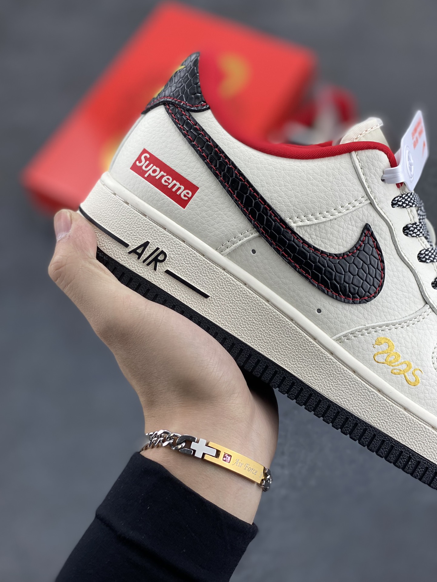 图片[6]-NIke Air Force 1 \’07 Low “supreme蛇年限定——米白黑蛇鳞”空军一号 低帮 运动鞋 休闲鞋 折边针车 工艺难度大 原楦头原纸板 原装鞋盒 定制五金配件 内置全掌气垫 原厂鞋底 货号：XF8698-043 尺码：36 36.5 37.5 38 38.5 39 40 40.5 41 42 42.5 43 44 44.5 45-选品中心