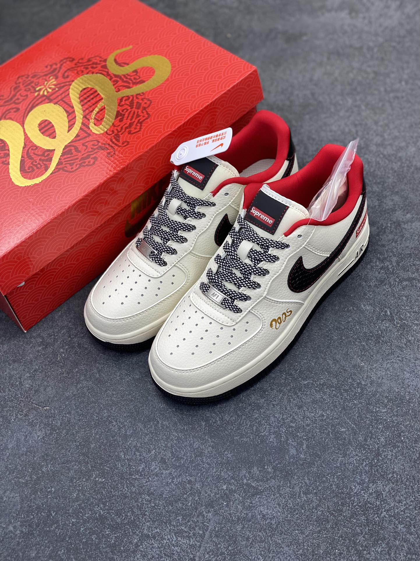 图片[8]-NIke Air Force 1 \’07 Low “supreme蛇年限定——米白黑蛇鳞”空军一号 低帮 运动鞋 休闲鞋 折边针车 工艺难度大 原楦头原纸板 原装鞋盒 定制五金配件 内置全掌气垫 原厂鞋底 货号：XF8698-043 尺码：36 36.5 37.5 38 38.5 39 40 40.5 41 42 42.5 43 44 44.5 45-选品中心