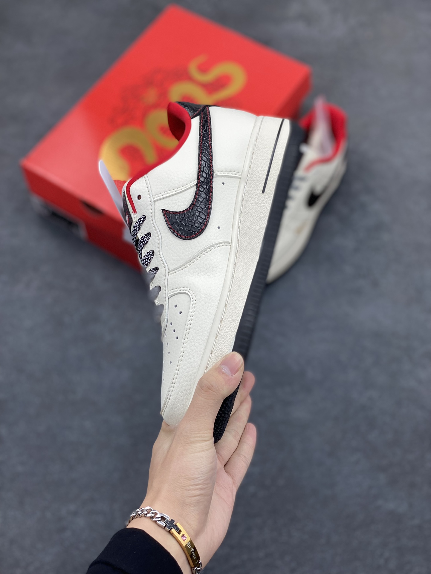 图片[3]-NIke Air Force 1 \’07 Low “supreme蛇年限定——米白黑蛇鳞”空军一号 低帮 运动鞋 休闲鞋 折边针车 工艺难度大 原楦头原纸板 原装鞋盒 定制五金配件 内置全掌气垫 原厂鞋底 货号：XF8698-043 尺码：36 36.5 37.5 38 38.5 39 40 40.5 41 42 42.5 43 44 44.5 45-选品中心