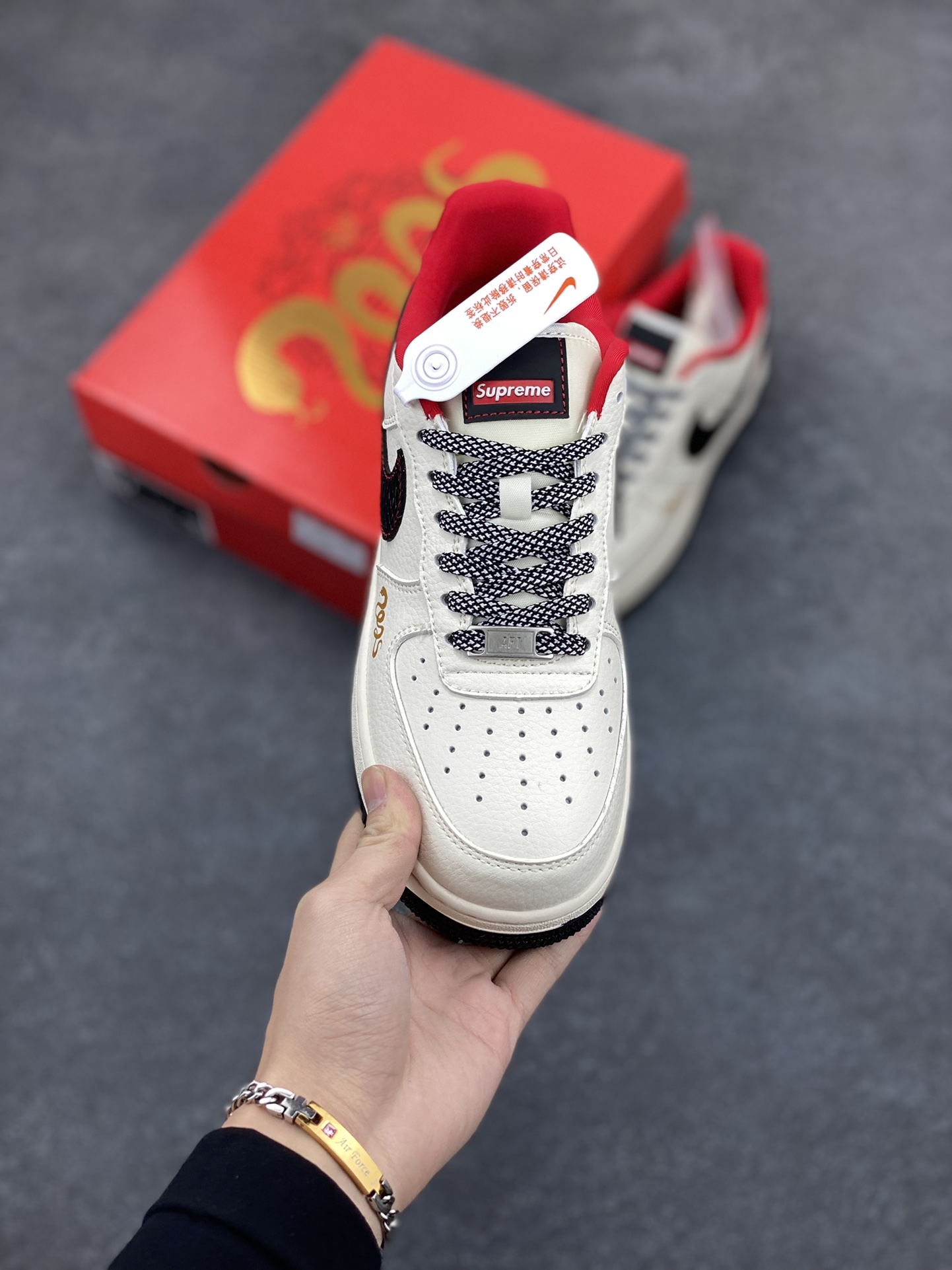 图片[2]-NIke Air Force 1 \’07 Low “supreme蛇年限定——米白黑蛇鳞”空军一号 低帮 运动鞋 休闲鞋 折边针车 工艺难度大 原楦头原纸板 原装鞋盒 定制五金配件 内置全掌气垫 原厂鞋底 货号：XF8698-043 尺码：36 36.5 37.5 38 38.5 39 40 40.5 41 42 42.5 43 44 44.5 45-选品中心