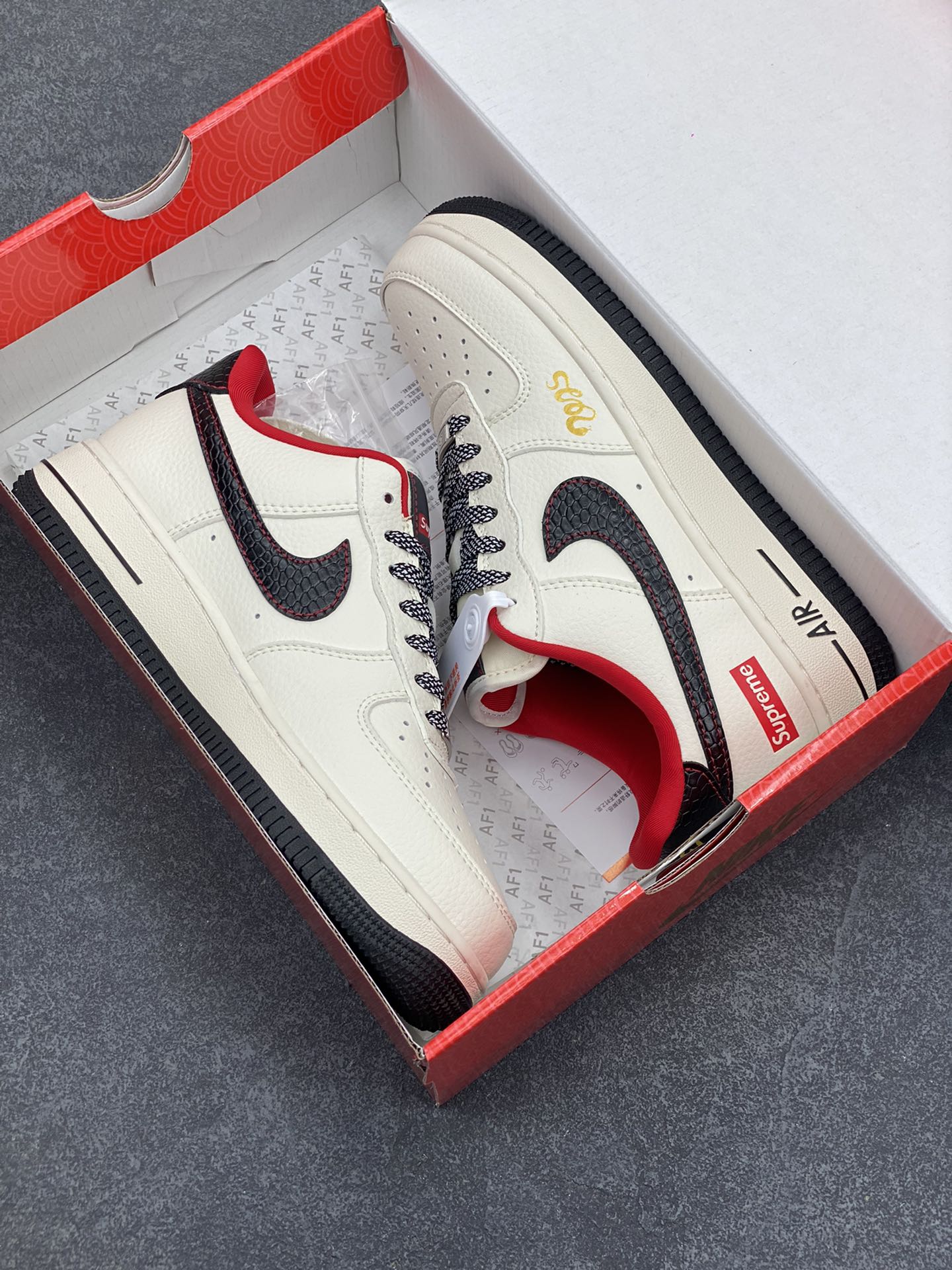 图片[9]-NIke Air Force 1 \’07 Low “supreme蛇年限定——米白黑蛇鳞”空军一号 低帮 运动鞋 休闲鞋 折边针车 工艺难度大 原楦头原纸板 原装鞋盒 定制五金配件 内置全掌气垫 原厂鞋底 货号：XF8698-043 尺码：36 36.5 37.5 38 38.5 39 40 40.5 41 42 42.5 43 44 44.5 45-选品中心