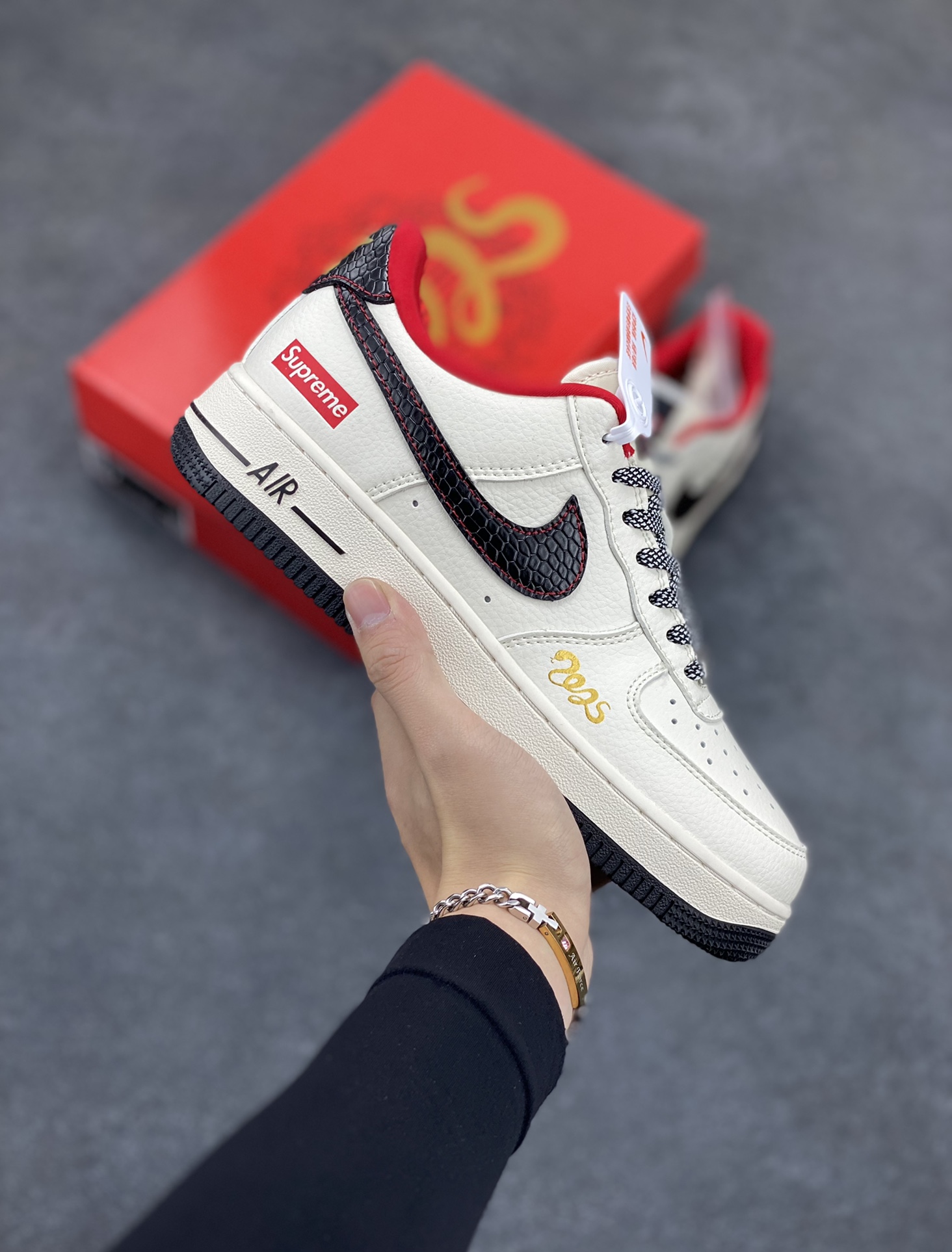 NIke Air Force 1 \'07 Low “supreme蛇年限定——米白黑蛇鳞”空军一号 低帮 运动鞋 休闲鞋 折边针车 工艺难度大 原楦头原纸板 原装鞋盒 定制五金配件 内置全掌气垫 原厂鞋底 货号：XF8698-043 尺码：36 36.5 37.5 38 38.5 39 40 40.5 41 42 42.5 43 44 44.5 45-选品中心