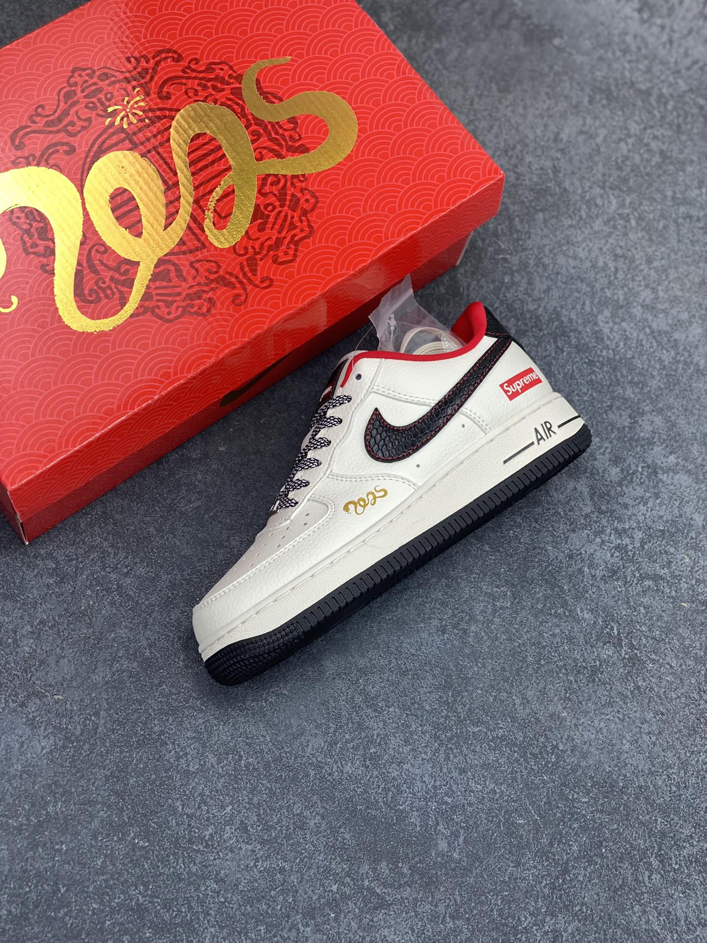 图片[7]-NIke Air Force 1 \’07 Low “supreme蛇年限定——米白黑蛇鳞”空军一号 低帮 运动鞋 休闲鞋 折边针车 工艺难度大 原楦头原纸板 原装鞋盒 定制五金配件 内置全掌气垫 原厂鞋底 货号：XF8698-043 尺码：36 36.5 37.5 38 38.5 39 40 40.5 41 42 42.5 43 44 44.5 45-选品中心