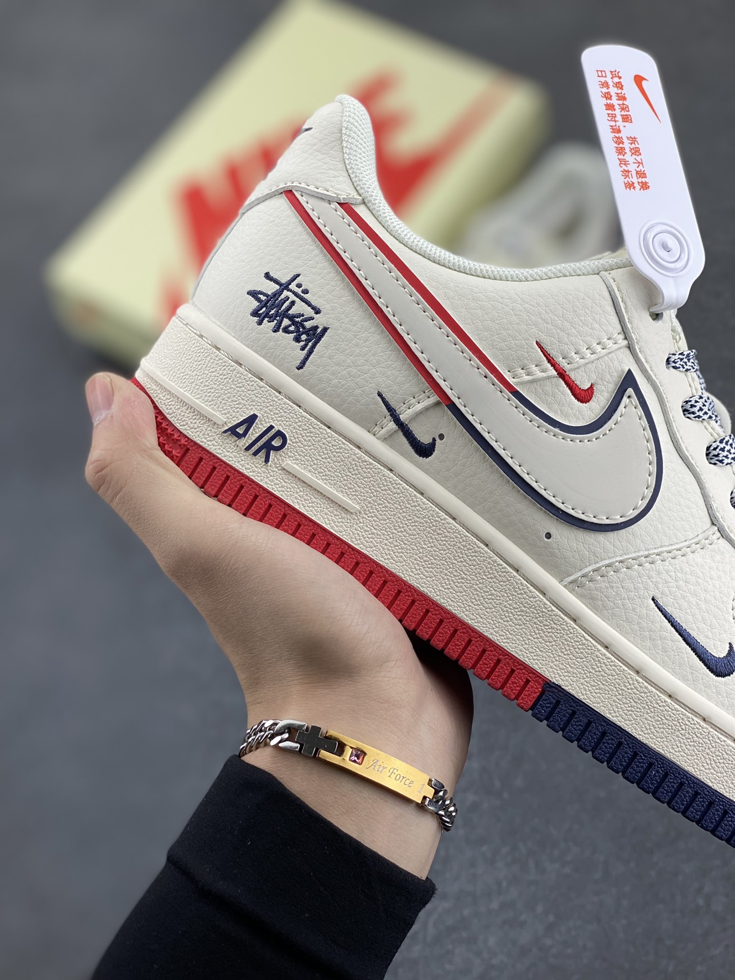 图片[6]-NIke Air Force 1 \’07 Low “斯图西联名——米白拼接蓝红”空军一号 低帮 运动鞋 休闲鞋 折边针车 工艺难度大 原楦头原纸板 原装鞋盒 定制五金配件 内置全掌气垫 原厂鞋底 货号：HD2258-606 尺码：36 36.5 37.5 38 38.5 39 40 40.5 41 42 42.5 43 44 44.5 45-选品中心