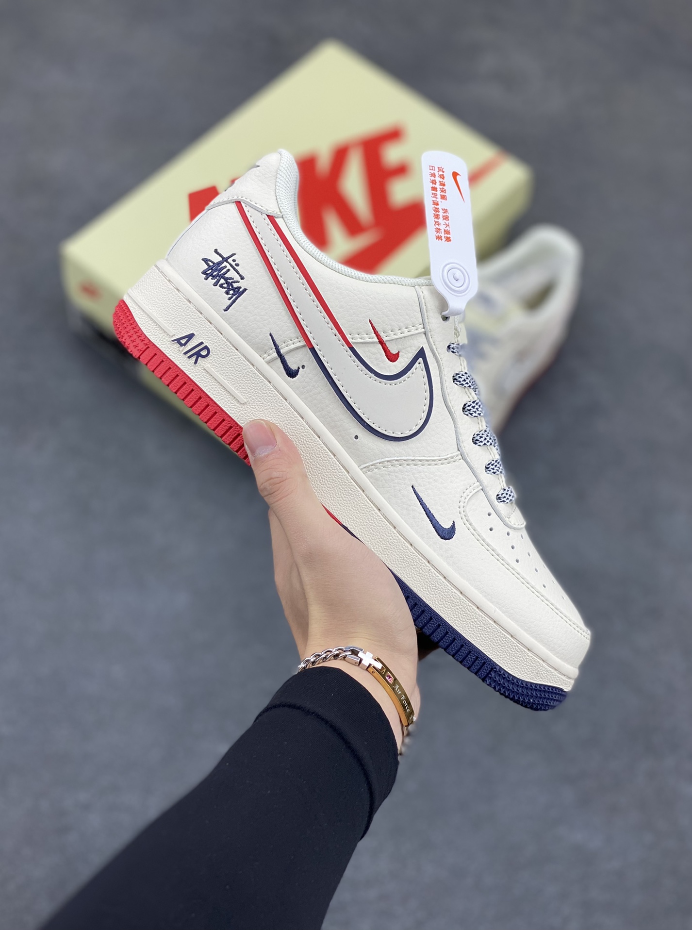 NIke Air Force 1 \'07 Low “斯图西联名——米白拼接蓝红”空军一号 低帮 运动鞋 休闲鞋 折边针车 工艺难度大 原楦头原纸板 原装鞋盒 定制五金配件 内置全掌气垫 原厂鞋底 货号：HD2258-606 尺码：36 36.5 37.5 38 38.5 39 40 40.5 41 42 42.5 43 44 44.5 45-选品中心