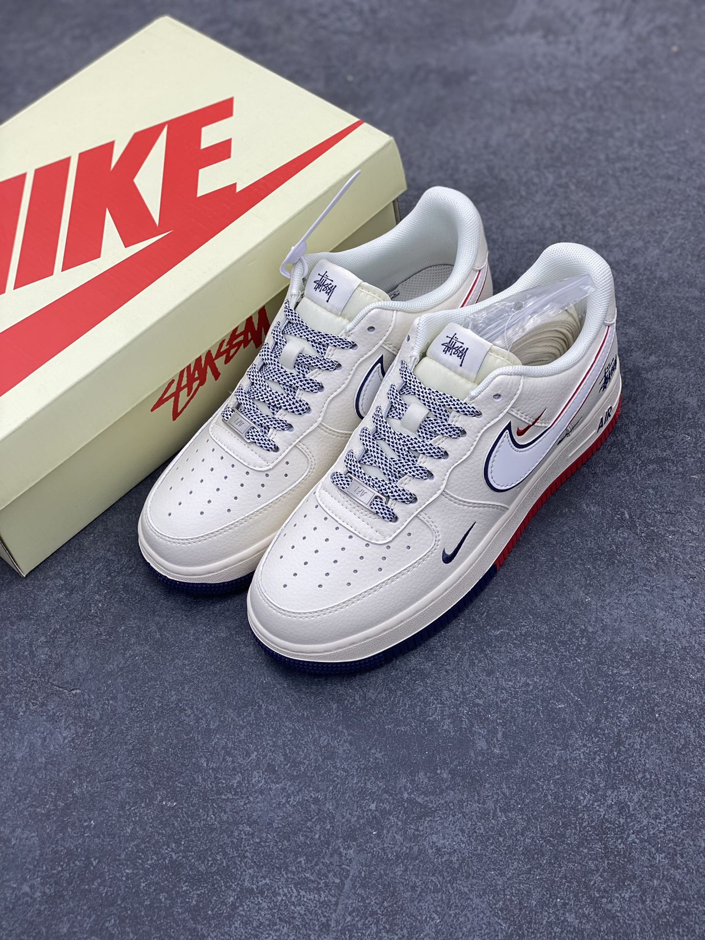 图片[8]-NIke Air Force 1 \’07 Low “斯图西联名——米白拼接蓝红”空军一号 低帮 运动鞋 休闲鞋 折边针车 工艺难度大 原楦头原纸板 原装鞋盒 定制五金配件 内置全掌气垫 原厂鞋底 货号：HD2258-606 尺码：36 36.5 37.5 38 38.5 39 40 40.5 41 42 42.5 43 44 44.5 45-选品中心