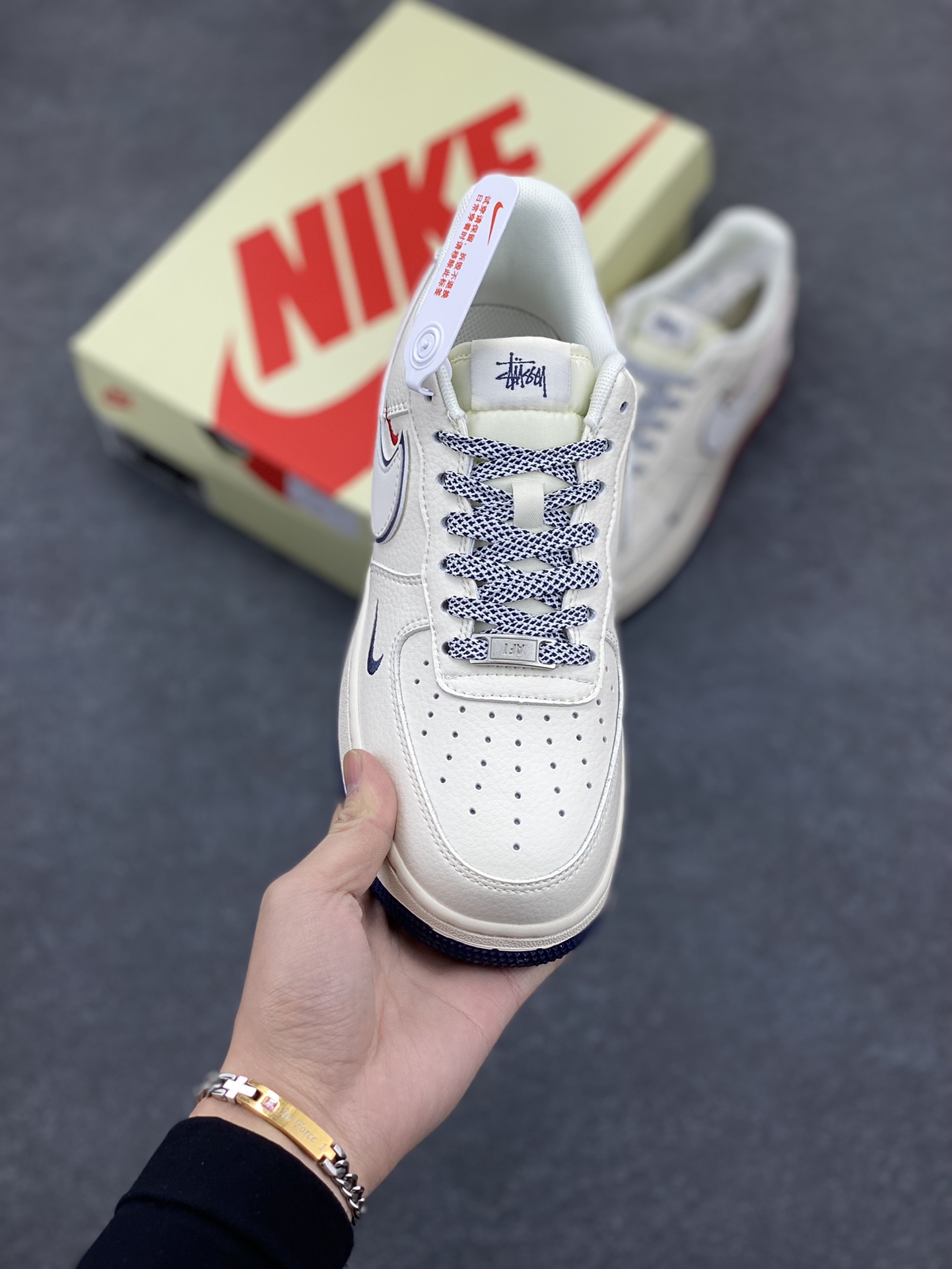 图片[2]-NIke Air Force 1 \’07 Low “斯图西联名——米白拼接蓝红”空军一号 低帮 运动鞋 休闲鞋 折边针车 工艺难度大 原楦头原纸板 原装鞋盒 定制五金配件 内置全掌气垫 原厂鞋底 货号：HD2258-606 尺码：36 36.5 37.5 38 38.5 39 40 40.5 41 42 42.5 43 44 44.5 45-选品中心