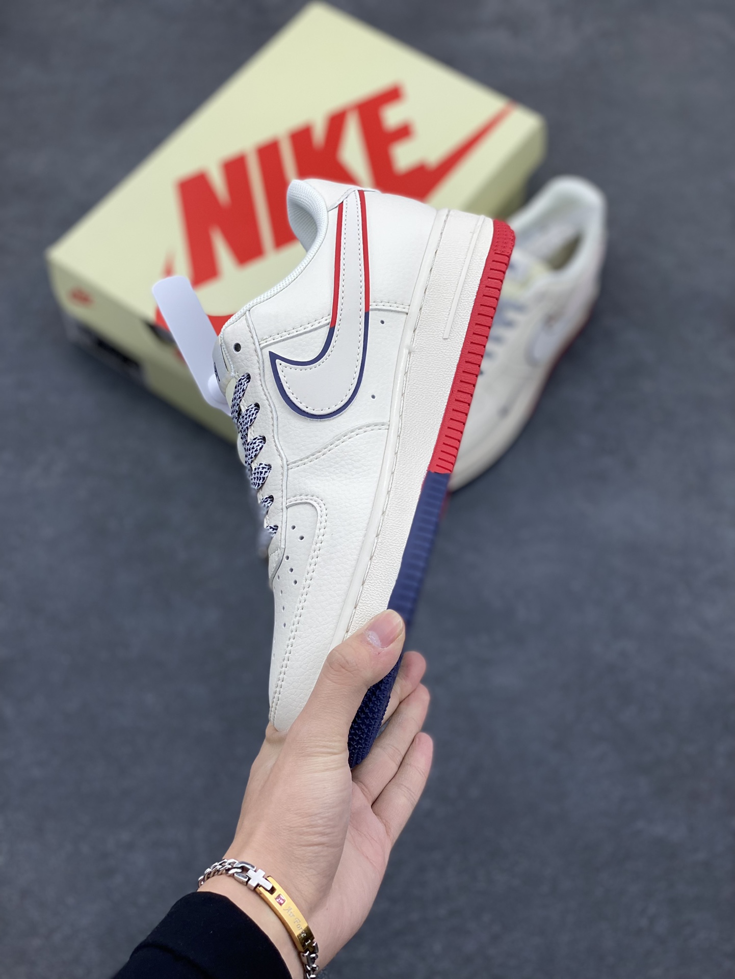 图片[3]-NIke Air Force 1 \’07 Low “斯图西联名——米白拼接蓝红”空军一号 低帮 运动鞋 休闲鞋 折边针车 工艺难度大 原楦头原纸板 原装鞋盒 定制五金配件 内置全掌气垫 原厂鞋底 货号：HD2258-606 尺码：36 36.5 37.5 38 38.5 39 40 40.5 41 42 42.5 43 44 44.5 45-选品中心
