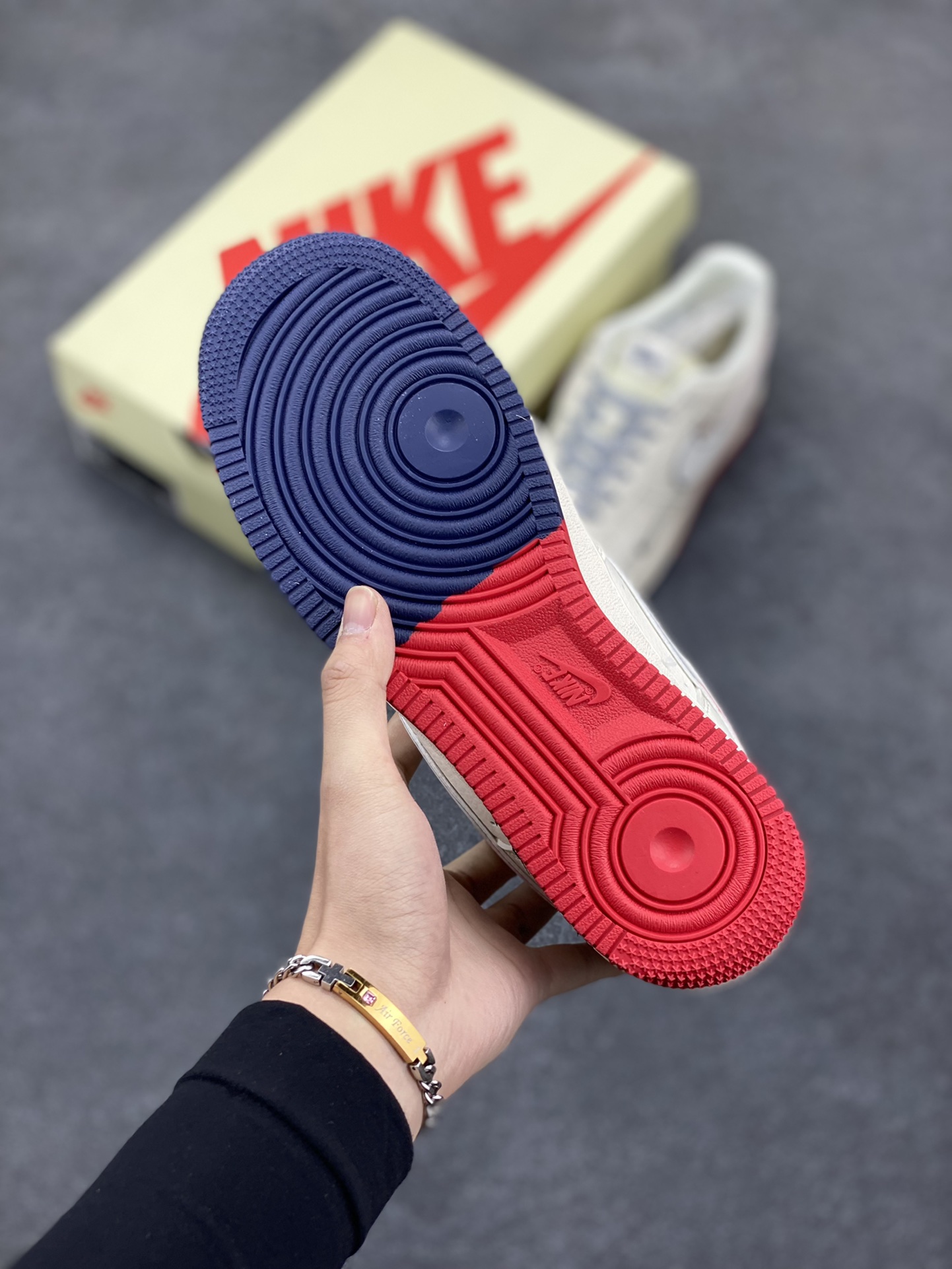 图片[5]-NIke Air Force 1 \’07 Low “斯图西联名——米白拼接蓝红”空军一号 低帮 运动鞋 休闲鞋 折边针车 工艺难度大 原楦头原纸板 原装鞋盒 定制五金配件 内置全掌气垫 原厂鞋底 货号：HD2258-606 尺码：36 36.5 37.5 38 38.5 39 40 40.5 41 42 42.5 43 44 44.5 45-选品中心