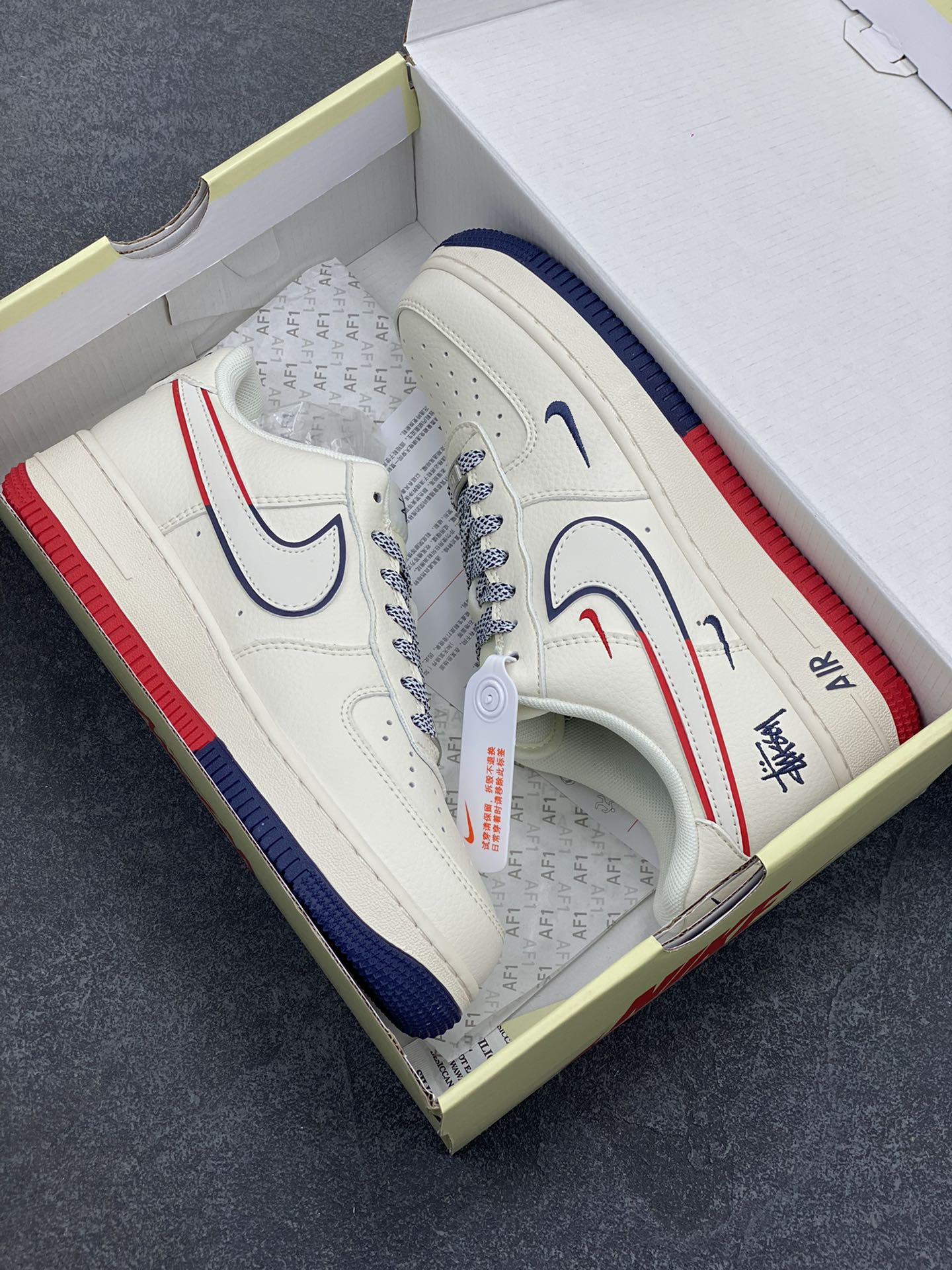 图片[9]-NIke Air Force 1 \’07 Low “斯图西联名——米白拼接蓝红”空军一号 低帮 运动鞋 休闲鞋 折边针车 工艺难度大 原楦头原纸板 原装鞋盒 定制五金配件 内置全掌气垫 原厂鞋底 货号：HD2258-606 尺码：36 36.5 37.5 38 38.5 39 40 40.5 41 42 42.5 43 44 44.5 45-选品中心