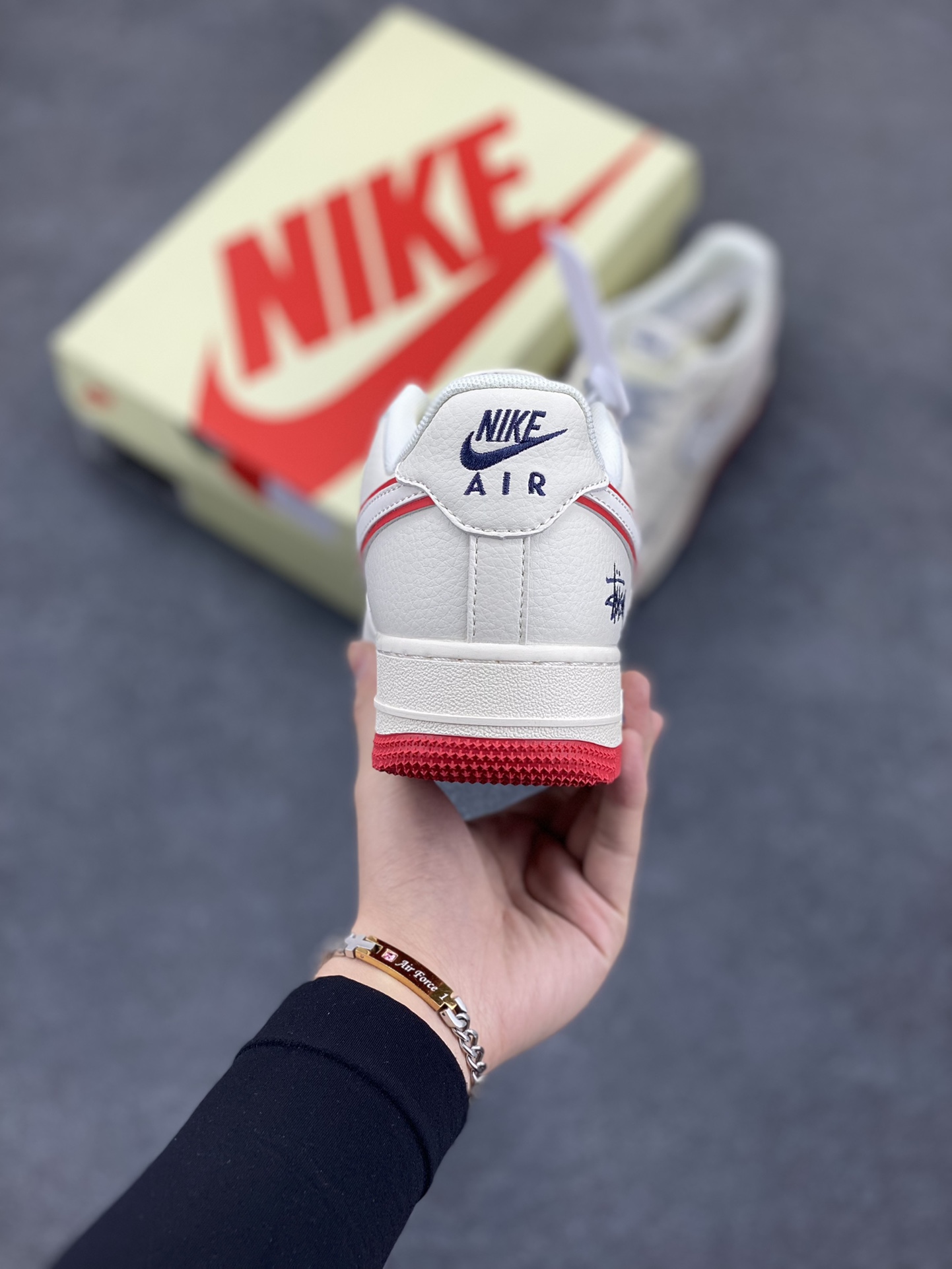 图片[4]-NIke Air Force 1 \’07 Low “斯图西联名——米白拼接蓝红”空军一号 低帮 运动鞋 休闲鞋 折边针车 工艺难度大 原楦头原纸板 原装鞋盒 定制五金配件 内置全掌气垫 原厂鞋底 货号：HD2258-606 尺码：36 36.5 37.5 38 38.5 39 40 40.5 41 42 42.5 43 44 44.5 45-选品中心