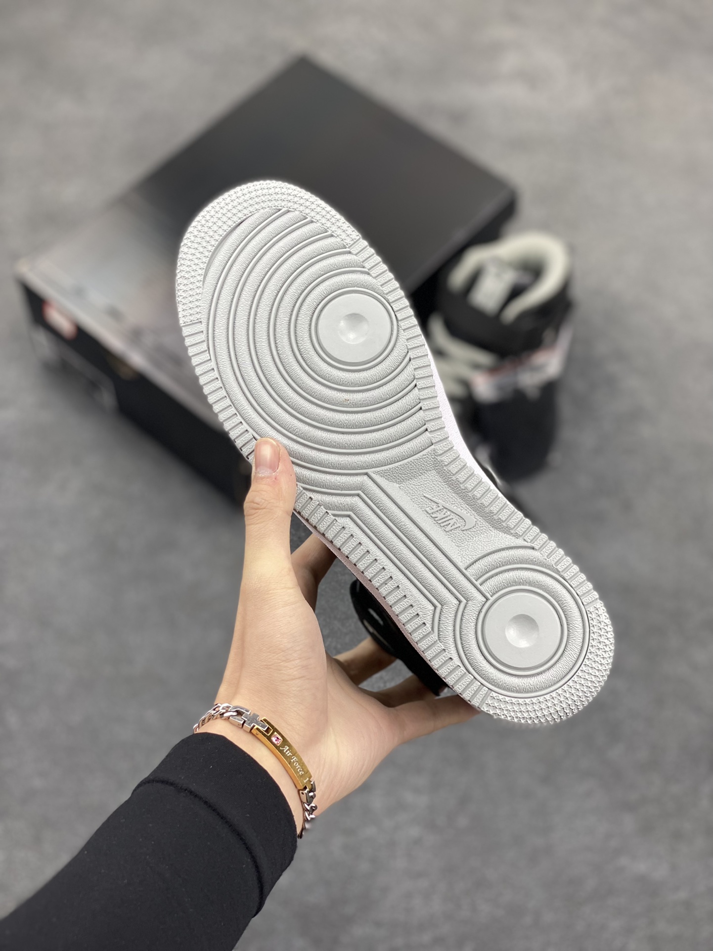 图片[5]-海外限定  Nike Air Force 1 Mid 影子灰配色 空军一号中帮 休闲板鞋 定制皮料 原楦头原纸板 纯正版型 高清洁度 内置全掌气垫 货号：BQ6819-008 尺码：36 36.5 37.5 38 38.5 39 40 40.5 41 42 42.5 43 44 44.5 45-选品中心