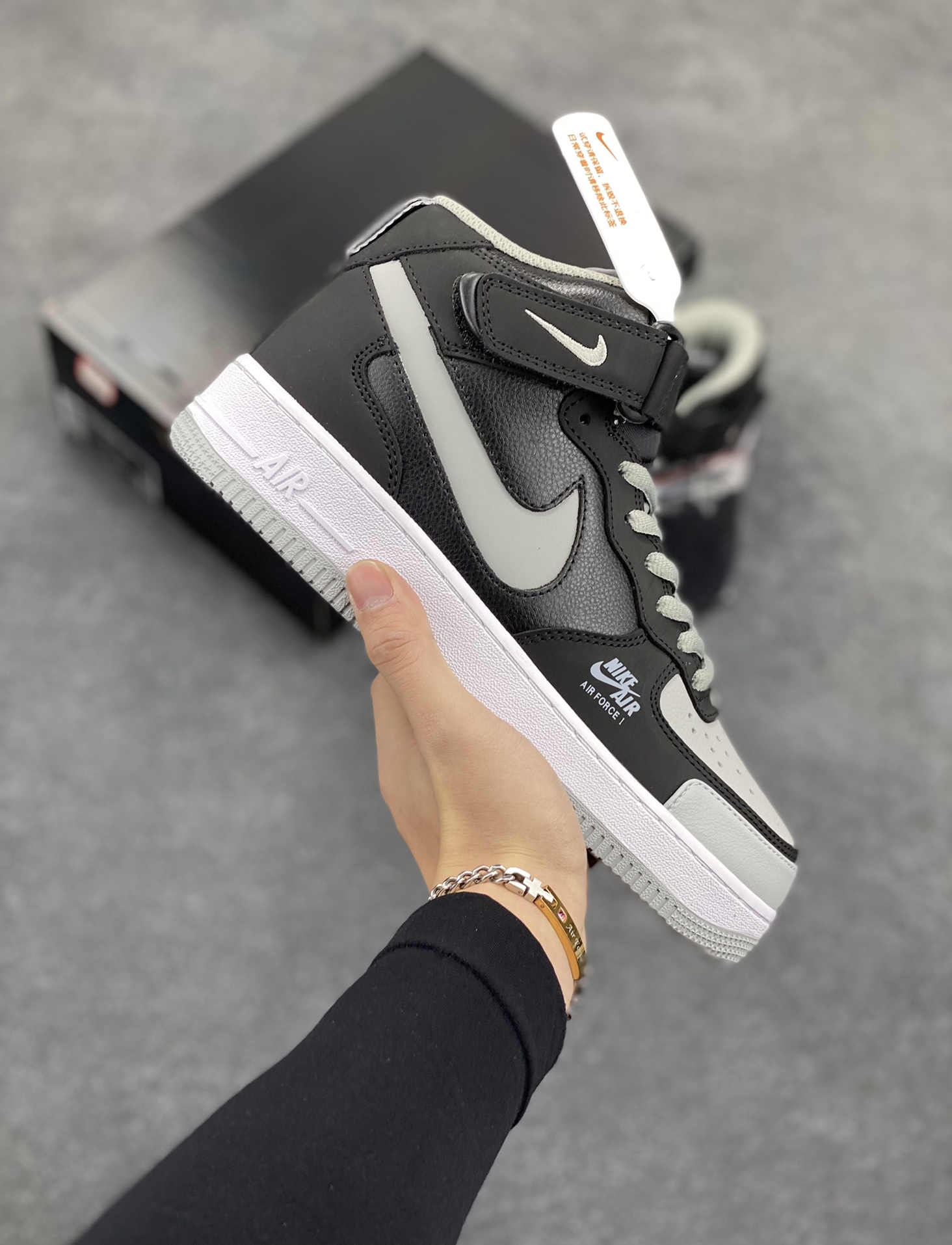 海外限定  Nike Air Force 1 Mid 影子灰配色 空军一号中帮 休闲板鞋 定制皮料 原楦头原纸板 纯正版型 高清洁度 内置全掌气垫 货号：BQ6819-008 尺码：36 36.5 37.5 38 38.5 39 40 40.5 41 42 42.5 43 44 44.5 45-选品中心