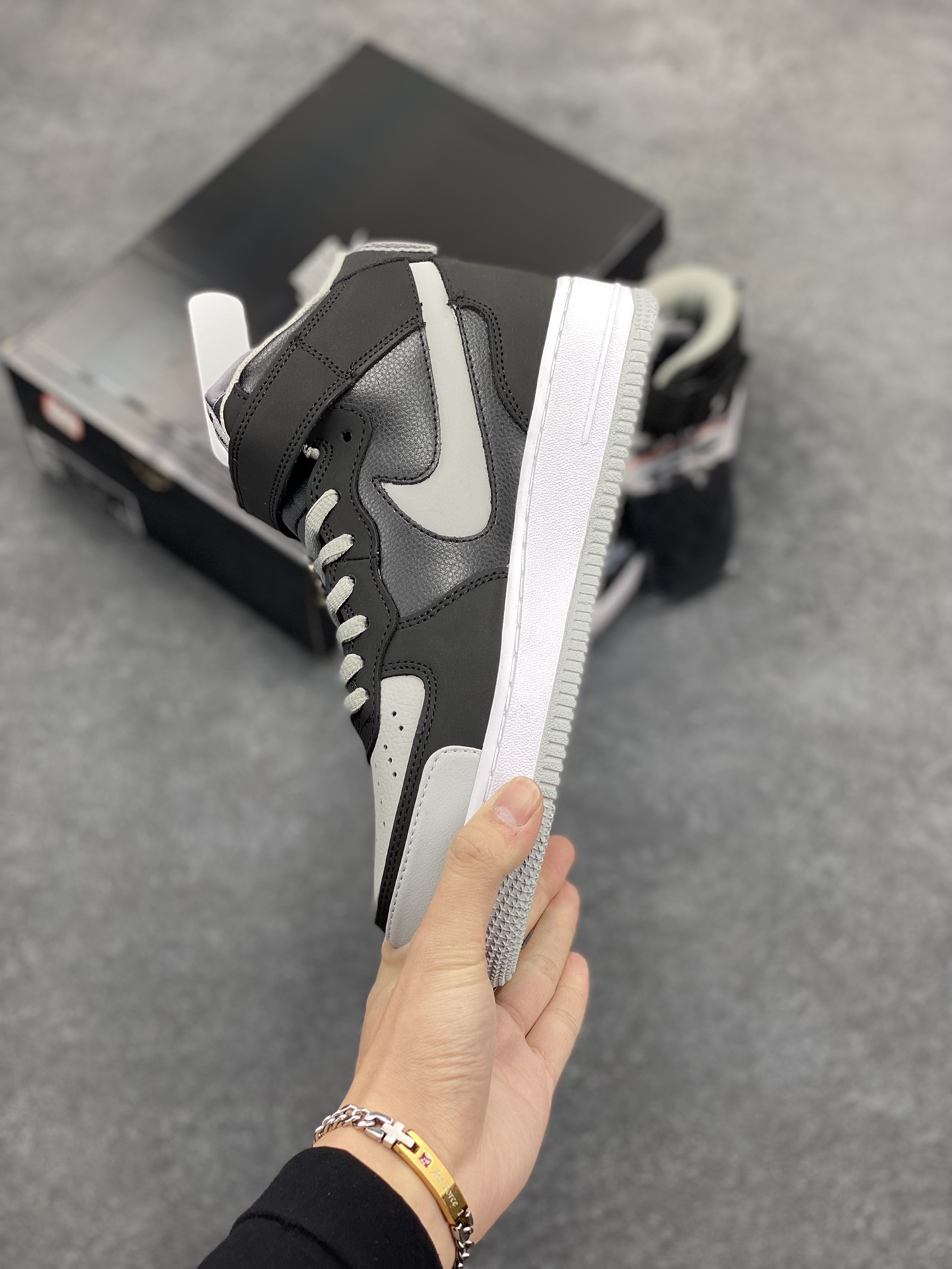 图片[3]-海外限定  Nike Air Force 1 Mid 影子灰配色 空军一号中帮 休闲板鞋 定制皮料 原楦头原纸板 纯正版型 高清洁度 内置全掌气垫 货号：BQ6819-008 尺码：36 36.5 37.5 38 38.5 39 40 40.5 41 42 42.5 43 44 44.5 45-选品中心