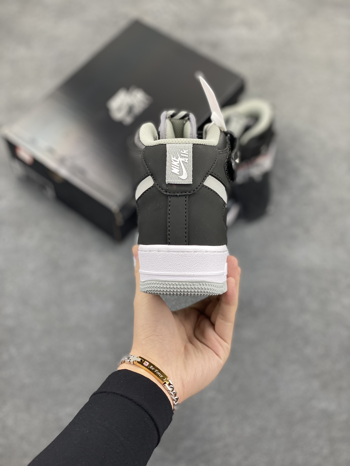 图片[4]-海外限定  Nike Air Force 1 Mid 影子灰配色 空军一号中帮 休闲板鞋 定制皮料 原楦头原纸板 纯正版型 高清洁度 内置全掌气垫 货号：BQ6819-008 尺码：36 36.5 37.5 38 38.5 39 40 40.5 41 42 42.5 43 44 44.5 45-选品中心