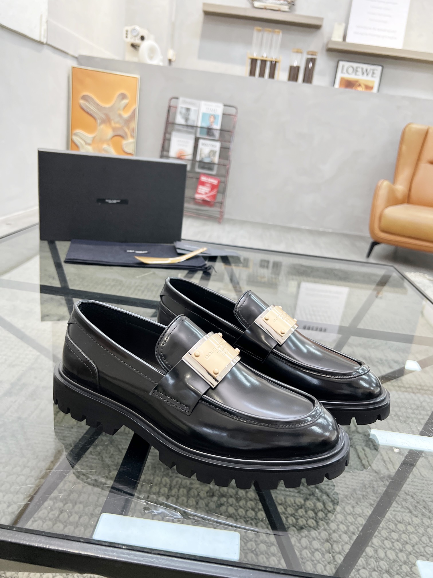 NO:220939,Brand D&G color original color matching 39-44 Custom made 38.45.46 Price Material Dolce & Gabbana/New Calfskin Mocasin Shoes Bernini Series Mocasin Shoes, embellished with new metal signs. Made of Mino Calfskin, original combination rubber outsole, retro and shiny texture complement each other, releasing contemporary exquisite charm., Dolce & Gabbana leather shoes, Dolce & Gabbana, Dolce & Gabbana, Dolce & Gabbana, cowhide19860909品牌D&G 颜色原版配色 码数39-44定做38.45.46 价格 材质杜嘉班纳Dolce & Gabbana/新款小牛皮莫卡辛鞋 Bernini 系列莫卡辛鞋,点缀全新金属标牌.采用 Mino 小牛皮制成,原版组合橡胶大底 复古与亮泽质感相得益彰,释放当代考究魅力.,杜嘉班纳皮鞋,Dolce&Gabbana,Dolce&Gabbana,Dolce&Gabbana,cowhide,Men's shoes