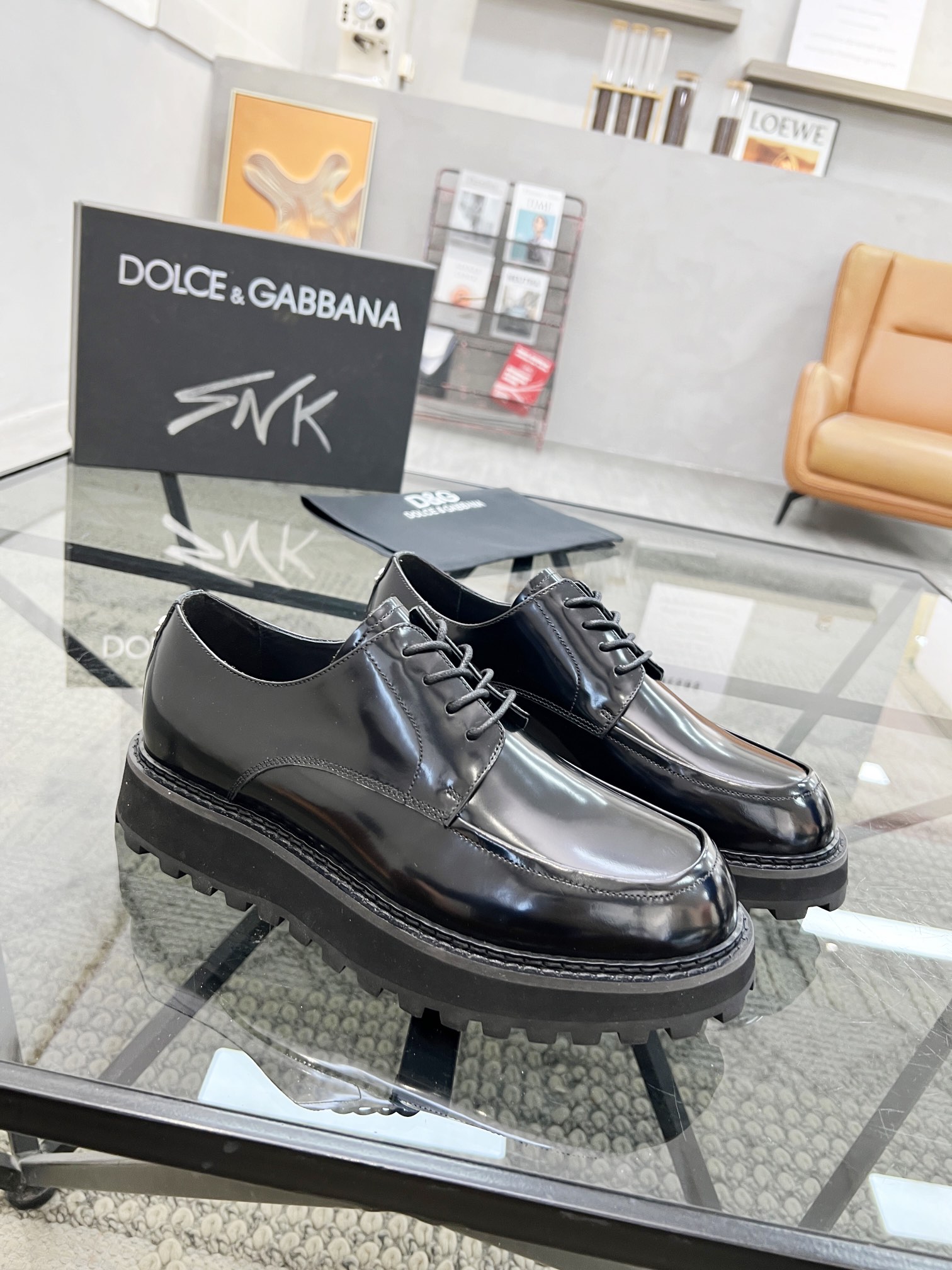 NO:220947,Brand D&G color original color matching Size 39-44 Custom made 38.45.46 Price Material Dolce & Gabbana/New men's shoes Calfskin Mocasin shoes Bernini series Mocasin shoes, embellished with new metal signs. Made of Mino calfskin, original combination rubber outsole, retro and shiny texture complement each other, releasing contemporary exquisite charm., Dolce & Gabbana leather shoes, Dolce & Gabbana, Dolce & Gabbana, Dolce & Gabbana, cowhide19860909品牌D&G 颜色原版配色 码数39-44定做38.45.46 价格 材质杜嘉班纳Dolce & Gabbana/新款男鞋 小牛皮莫卡辛鞋 Bernini 系列莫卡辛鞋,点缀全新金属标牌.采用 Mino 小牛皮制成,原版组合橡胶大底 复古与亮泽质感相得益彰,释放当代考究魅力.,杜嘉班纳皮鞋,Dolce&Gabbana,Dolce&Gabbana,Dolce&Gabbana,cowhide,Men's shoes