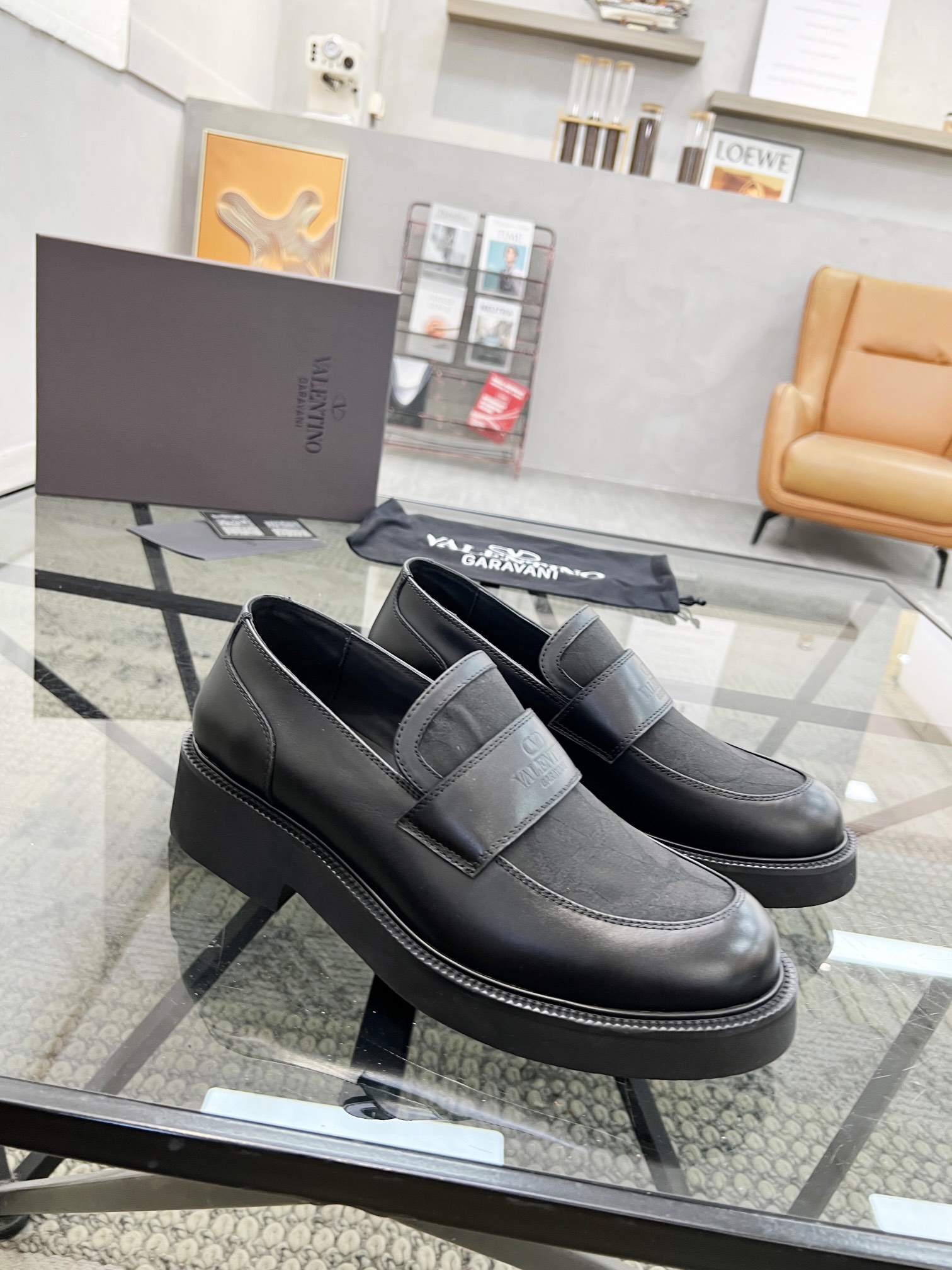 NO:220949,Brand VALENTINO Color Original Color Number 39-44 Customized 38.45.46 Price Material Valentino Casual Leather Shoes The same style of the counter is the best imported cowhide head layer cowhide inner cowhide footbed style atmospheric footwear, perfect flow line, high quality workmanship 1:1 accurate reproduction, pure handmade to create a comfortable wearing experience Original private model outsole, Valentino leather shoes, valentino, valentino, cowhide19860909品牌VALENTINO 颜色原版配色 码数39-44定做38.45.46 价格 材质华伦天奴休闲皮鞋 专柜同款优选进口牛皮头层牛皮内里牛皮垫脚版型大气上脚超有气质完美的流线高品质做工1:1精准复刻 纯手工打造舒适的穿着体验原版私模大底,华伦天奴皮鞋,valentino,valentino,cowhide,Men's shoes