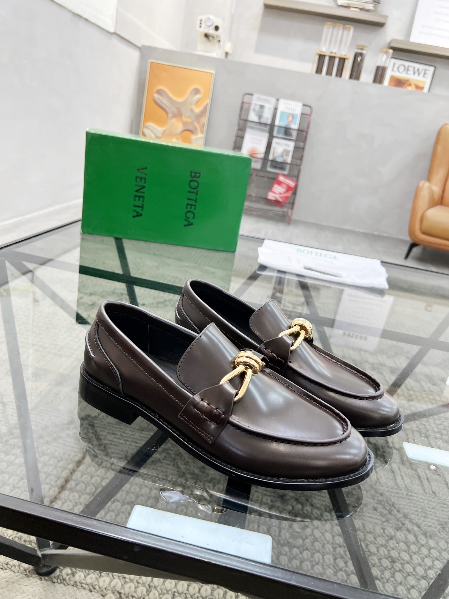 NO:221919,Brand BOTTEGA VENETA color original color matching Number of 35-Couple model Price Material BOTTEGA 2025 new style casual footwear!  Quality, please see the details, classic simple design, rigorous workmanship and fine upper imported cowhide, create a fashionable headline cowhide inner foot, fashionable and atmospheric original genuine leather sole, high quality, worth owning, BV leather shoes, bottega veneta, bottega veneta, cowhide, Leather soles19860909品牌BOTTEGA VENETA 颜色原版配色 码数35-情侣款 价格 材质宝缇嘉2025新款 休闲 套脚鞋！质量请看细节经典简约设计做工严谨精细鞋面进口牛皮制作打造出时尚头条牛皮内里上脚时尚大气原版 真皮大底 高品质 值得拥有,BV皮鞋,bottega veneta,bottega veneta,cowhide,Leather soles,Men's shoes