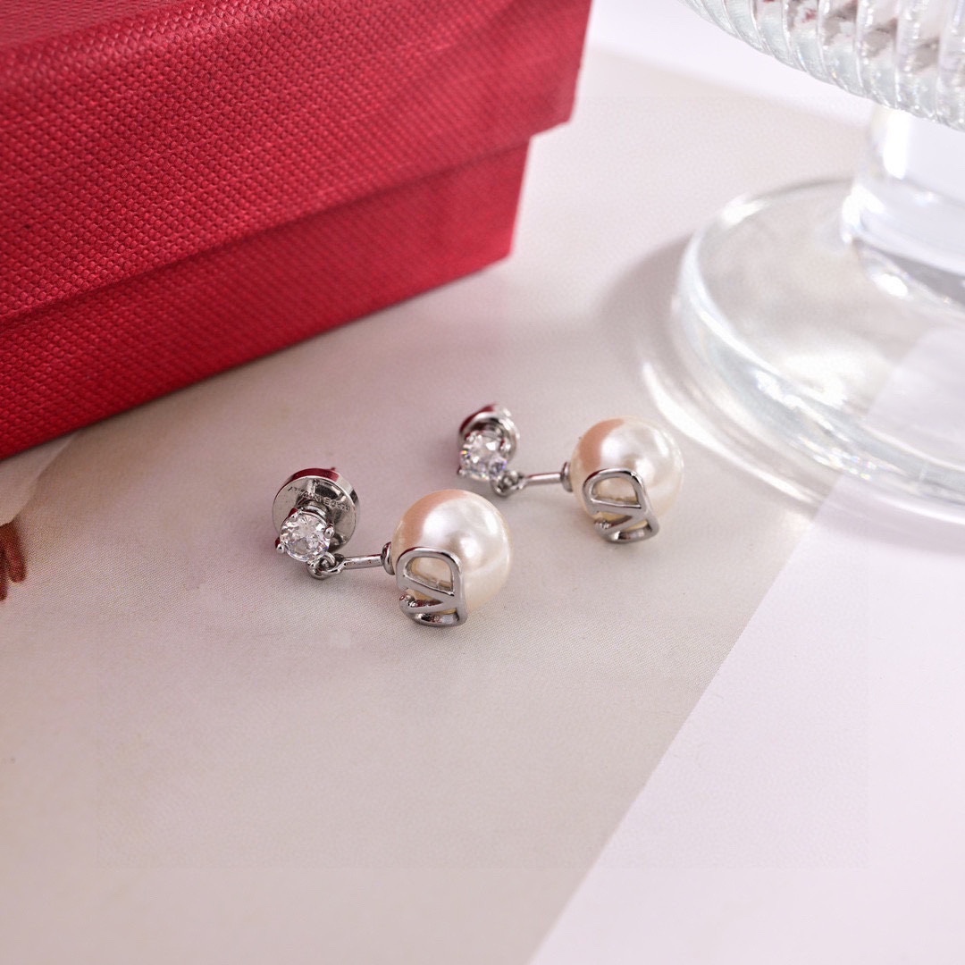 Valentino’s Bold Fashion Statement: Heavy Earrings and Flamboyant Style - 图片 2