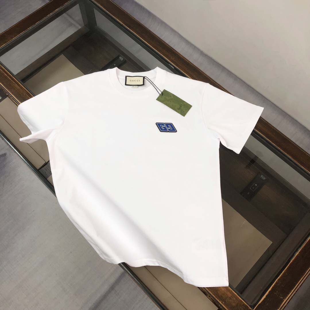 NO:115861,AGUCCI Gucci's latest short-sleeved round-neck T-shirt in spring and summer 25~The logo is exquisitely upgraded~Customized pure cotton fabric is extremely skin-friendly and comfortable, and the touch is very soft, with good texture and meticulous workmanship. It perfectly reflects the three-dimensional feeling, which is in line with the brand's consistent design style, and the overall is very good!  Fashionable T-shirts, and you can wear them alone!  Excellent upper body effect Color black white Number of code S M L XL (loose style Please report height and weight to place an order), gucci,gucci,T-shirt,tees,t-shirt,alexander wang19860909AGUCCI 古驰 25春夏最新款短袖圆领T恤～Logo精致升级～定制纯棉面料,极为亲肤舒适, 摸上去手感非常的柔软,质感很好,做工细致.完美体现立体感 符合品牌一贯的设计风格,整体非常不错！时尚品味T恤衫,而且内搭单穿都完全没问题！上身效果超赞 颜色黑色 白色 码数 S M L XL（宽松版型 下单请报身高体重）,,gucci,gucci,T-shirt,tees，t-shirt,alexander wang,Men's clothing