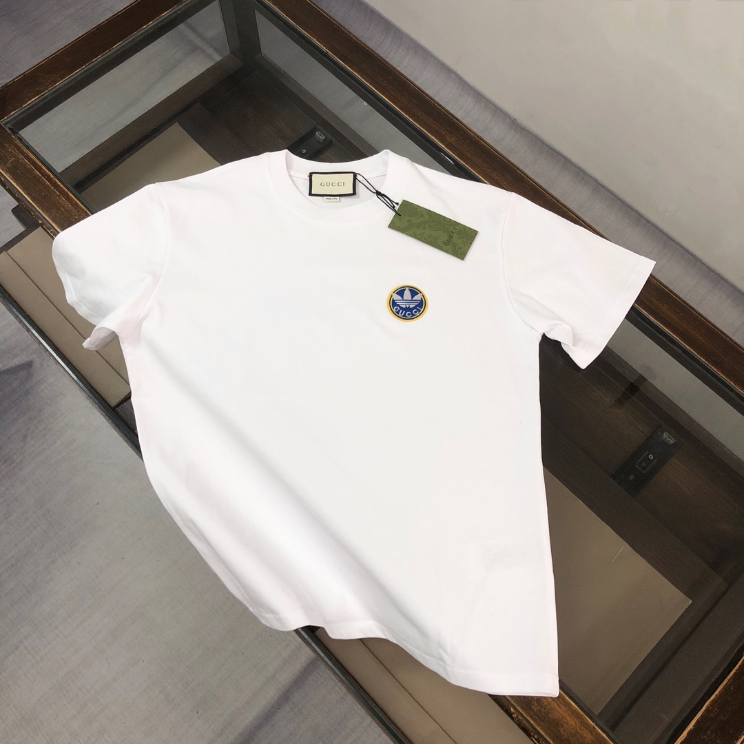 NO:115859,AGUCCI Gucci & Adidas Co-branded the latest short-sleeved round-neck T-shirt in spring and summer 25 ~ The logo is exquisitely upgraded ~ Customized pure cotton fabric, extremely skin-friendly and comfortable, the touch is very soft, the texture is very delicate, and the workmanship is perfectly reflected in the three-dimensional sense, in line with the brand's consistent design style, and the overall is very good!  Fashionable T-shirts, and you can wear them alone!  Excellent upper body effect Color black white Number of code S M L XL (loose style Please report height and weight when ordering), adidas,gucci,gucci,T-shirt,tees,t-shirt,alexander wang19860909AGUCCI 古驰& Adidas 阿迪达斯 联名 25春夏最新款短袖圆领T恤～Logo精致升级～定制纯棉面料,极为亲肤舒适, 摸上去手感非常的柔软,质感很好,做工细致.完美体现立体感 符合品牌一贯的设计风格,整体非常不错！时尚品味T恤衫,而且内搭单穿都完全没问题！上身效果超赞 颜色黑色 白色 码数 S M L XL（宽松版型 下单请报身高体重）,,adidas,gucci,gucci,T-shirt,tees，t-shirt,alexander wang,Men's clothing