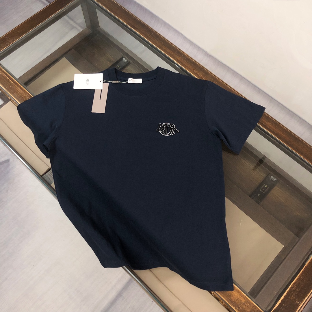NO:115857,ADI*OR 25 spring and summer latest short-sleeved round-neck T-shirt~embroidered logo is exquisitely upgraded~customized pure cotton fabric is extremely skin-friendly and comfortable, and the touch is very soft, with good texture and meticulous workmanship. It perfectly reflects the three-dimensional feeling, conforms to the brand's consistent design style, and is very good overall!  Fashionable T-shirts, and you can wear them alone!  The upper body effect is excellent. Color black white. Navy blue. Gray. Number of codes. S M L XL. (loose style. Please report height and weight. ),dior,T-shirt,tees,t-shirt,alexander wang.19860909ADI*OR 迪奥 25春夏最新款短袖圆领T恤～刺绣Logo精致升级～定制纯棉面料,极为亲肤舒适, 摸上去手感非常的柔软,质感很好,做工细致.完美体现立体感 符合品牌一贯的设计风格,整体非常不错！时尚品味T恤衫,而且内搭单穿都完全没问题！上身效果超赞 颜色黑色 白色 藏青色 灰色 码数 S M L XL（宽松版型 下单请报身高体重）,,dior,T-shirt,tees，t-shirt,alexander wang,Men's clothing