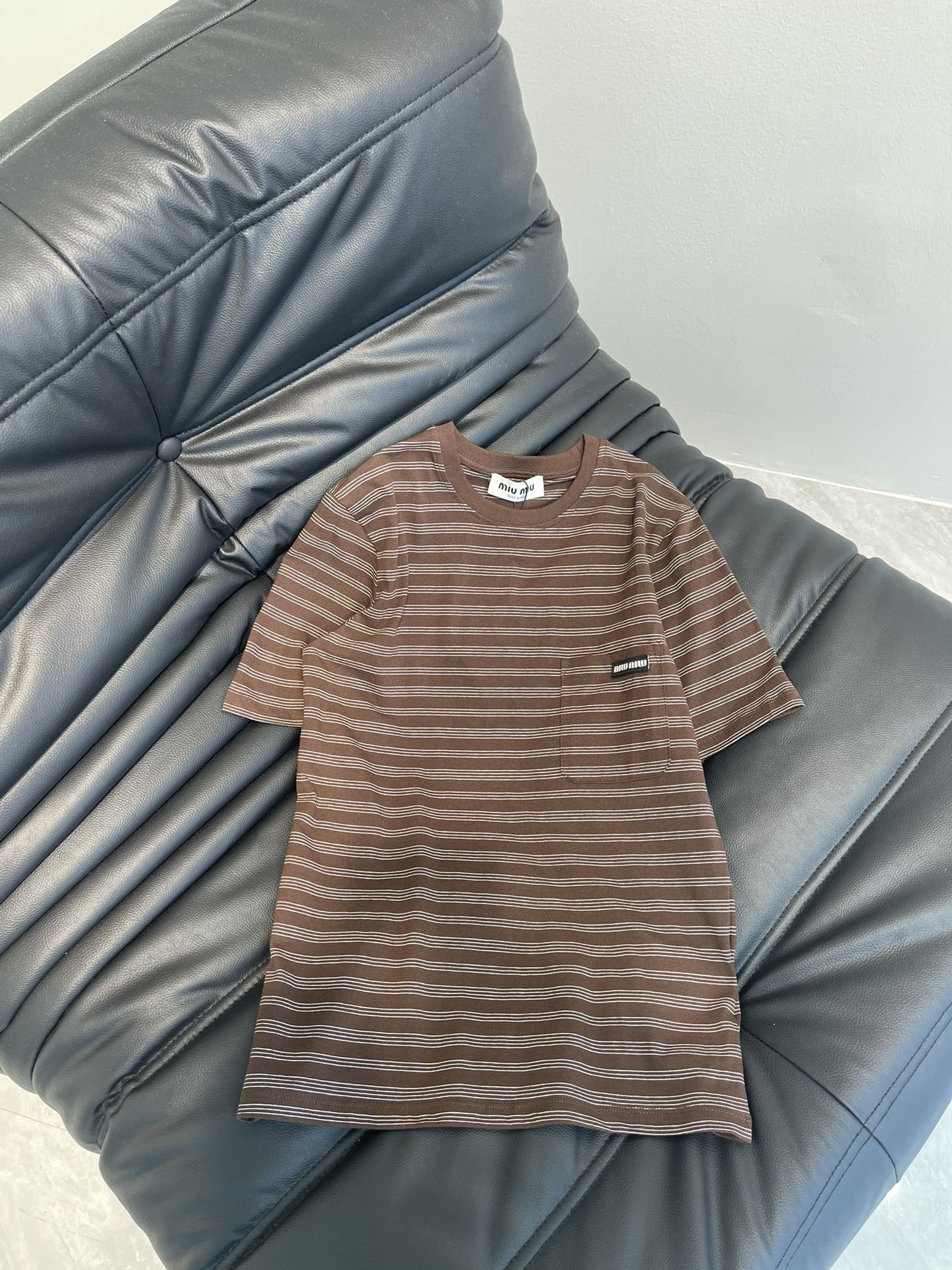 NO:316593,Miumi*25 spring and summer new Maillard brown striped short-sleeved T-shirt retro modern atmosphere The chest logo patch adds a sense of design to the overall casual atmosphere. The upper body is absolutely fine. It is versatile and relaxed. The style is comfortable and casual. Classic items that look good even when wearing and layering. SML,,miumiu,T-shirt,tees,t-shirt,alexander wang19860909Miumi*25春夏新品美拉德咖色系条纹短袖T恤 复古摩登氛围感 胸前徽标贴饰在整体的休闲氛围中增添设计感 上身绝对不出错 百搭有松弛感 版型合体舒适 随性自在 单穿叠穿都好看的经典单品 SML,,miumiu,T-shirt,tees，t-shirt,alexander wang,Women's clothing