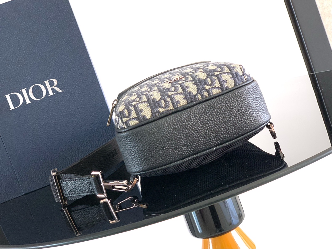 Dior Rider 2.0 Oblique Sling Bag, Beige and Black Calfskin Leather Detail 4 i1736312655 5090 2