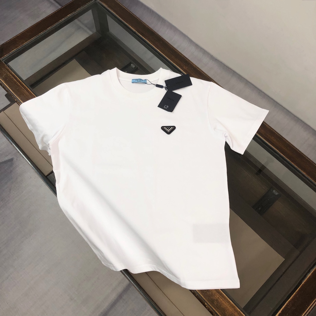 NO:115851,APRA*DA Prada's latest short-sleeved round-neck couple T-shirt in spring and summer 25~The logo is exquisitely upgraded~Customized pure cotton fabric is extremely skin-friendly and comfortable, and the touch is very soft, the texture is very delicate, and the workmanship is perfectly reflected in the three-dimensional sense, which is in line with the brand's consistent design style, and the overall is very good!  Fashionable T-shirts, and you can wear them alone!  Excellent upper body effect Color black white Number of code S M L XL (loose style Please report height and weight to place an order), prada, prada, T-shirt,tees, t-shirt,alexander wang19860909APRA*DA 普拉达 25春夏最新款短袖圆领情侣款T恤～Logo精致升级～定制纯棉面料,极为亲肤舒适, 摸上去手感非常的柔软,质感很好,做工细致.完美体现立体感 符合品牌一贯的设计风格,整体非常不错！时尚品味T恤衫,而且内搭单穿都完全没问题！上身效果超赞 颜色黑色 白色 码数 S M L XL（宽松版型 下单请报身高体重）,,prada,prada,T-shirt,tees，t-shirt,alexander wang,Men's clothing