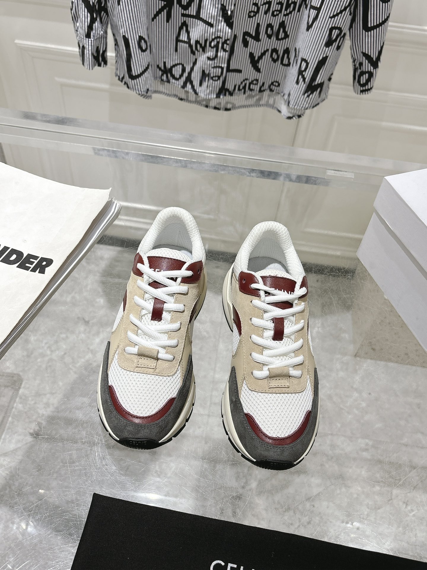 NO:168762,CELINE RUNNER CR-03 sneakers are purchased from the original 1-to-1 development. The tongue and back top of the shoe are decorated with CELINE logo on the side of the sneaker. The CR-03-shaped shoe has the CELINE logo on the back top and side of the shoe!  Fabric: calfskin splicing mesh, inner fabric, inner lining, original development rubber sole, Size: 35-40, casual shoes/sports shoes, celine, sneakers, cowhide19860909出 CELINE RUNNER CR-03运动鞋购入原版1比1开发 鞋舌和鞋后帮饰有CELINE标志运动鞋侧面凹印 CR-03字样鞋后帮和侧面压印CELINE标志！ 面料:小牛皮拼接网布 内里织物内里 大底原版开发橡胶底 码数:35-40,休闲鞋/运动鞋,celine,sneakers,cowhide,Women's Shoes