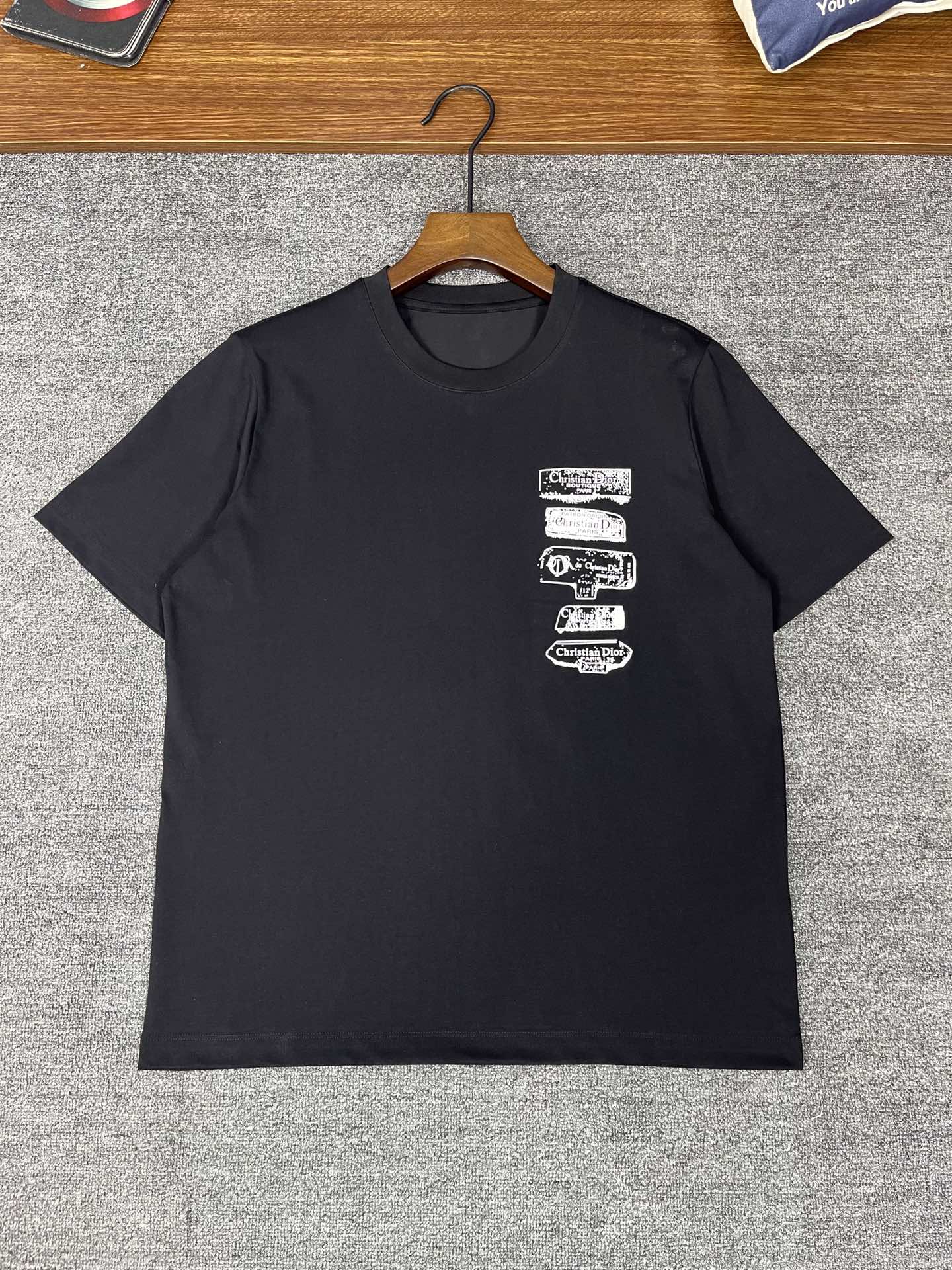 NO:116505,Spring and summer 2025!  Sunny Beach Travel and Holiday Recommended Cabinets are on sale. The latest on-the-shelf Archives Labels loose-fitting T-shirt, which presents the theme design with 3D flocking printing technology, allowing the theme details to be high-end and textured. Slightly loose tailoring is completed strictly in accordance with the official drawings. The upper body has a big brand feel. The fabric is made of 220 grams of heavy long lint cotton. Good dyeing, comfortable and breathable. It is firm and stylish while durable. Color Black and white. Number of codes M-3XL. Try it on 172-148. Appropriate wearing L size. Alexander wang198609092025春夏！阳光沙滩 旅游度假推荐 柜在售.最新上架 Archives Labels 宽松版型 T 恤 ,以 3D 植绒印花工艺来呈现主题设计 让主题细节高档显质感 略微的宽松的剪裁 严格按照官方图纸完成 上身就很大牌感 面料采用220克重长绒棉制作 染色好 舒适透气 耐穿的同时 挺括有型 颜色 黑色 白色 码数M-3XL 试穿172-148穿L码合适,,alexander wang,Men's clothing