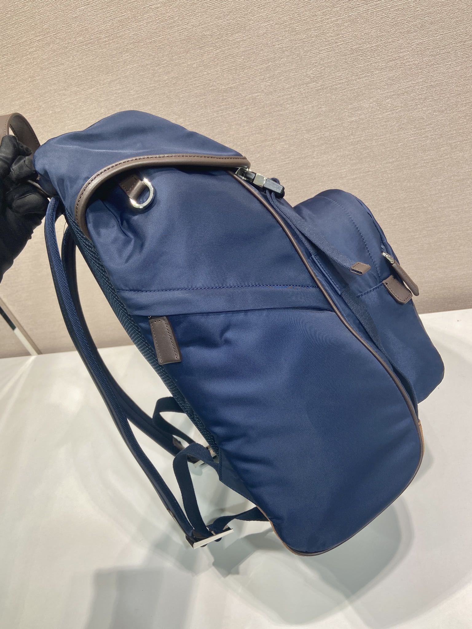 💰580🎉新款双肩背包🎉2VZ135A新品🎉🎉
这款双肩背包採用運動風格設計，飾有麂皮細節/小牛皮/进口尼龙面料组成，容量空间大，展現靈活百搭的現代風格。颜色混搭，非常时尚好看😘😘帅哥们，赶紧入手吧🎉🎉
长27x高45x底17cm🎉🎉🎉