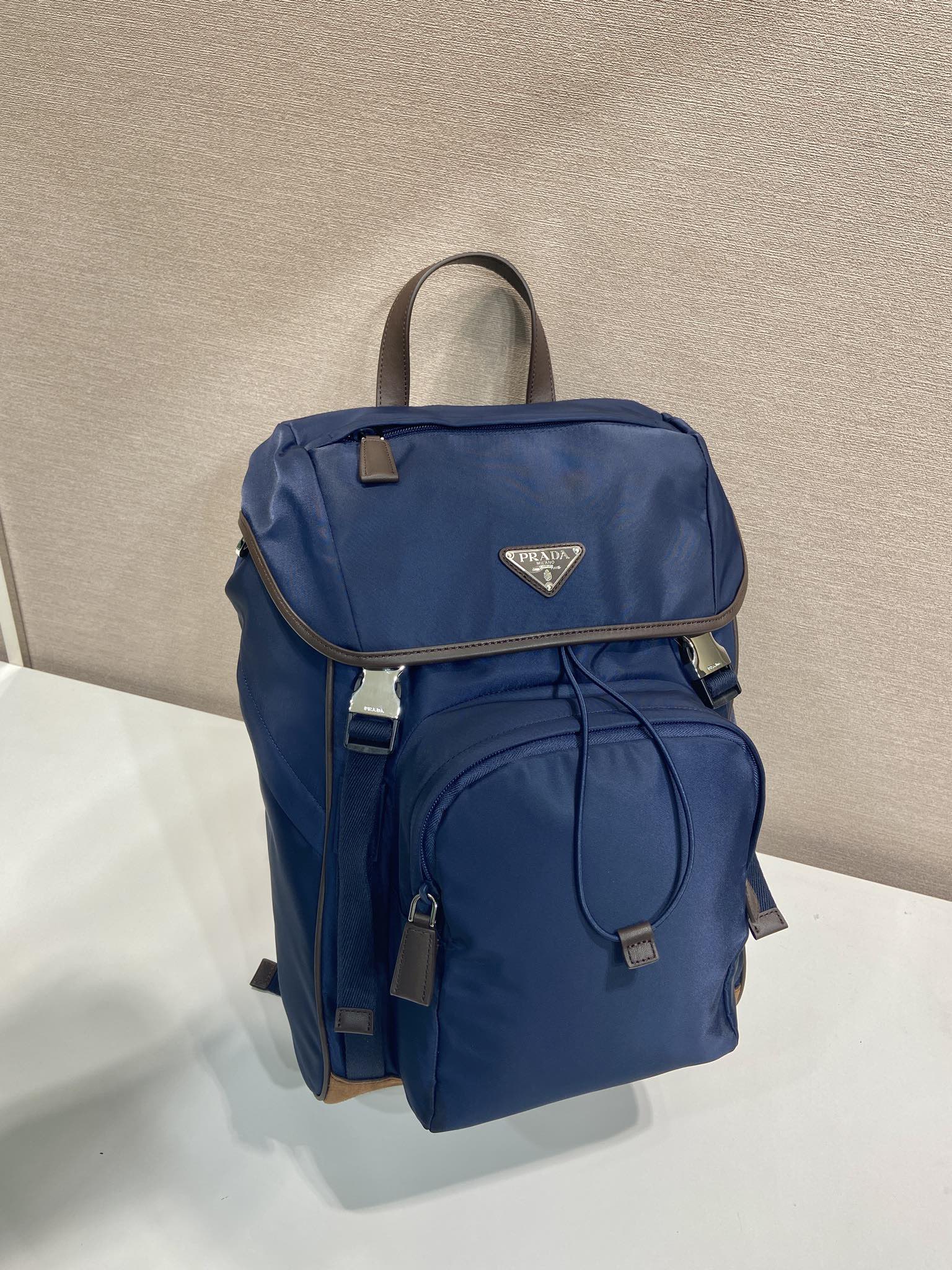 💰580🎉新款双肩背包🎉2VZ135A新品🎉🎉
这款双肩背包採用運動風格設計，飾有麂皮細節/小牛皮/进口尼龙面料组成，容量空间大，展現靈活百搭的現代風格。颜色混搭，非常时尚好看😘😘帅哥们，赶紧入手吧🎉🎉
长27x高45x底17cm🎉🎉🎉