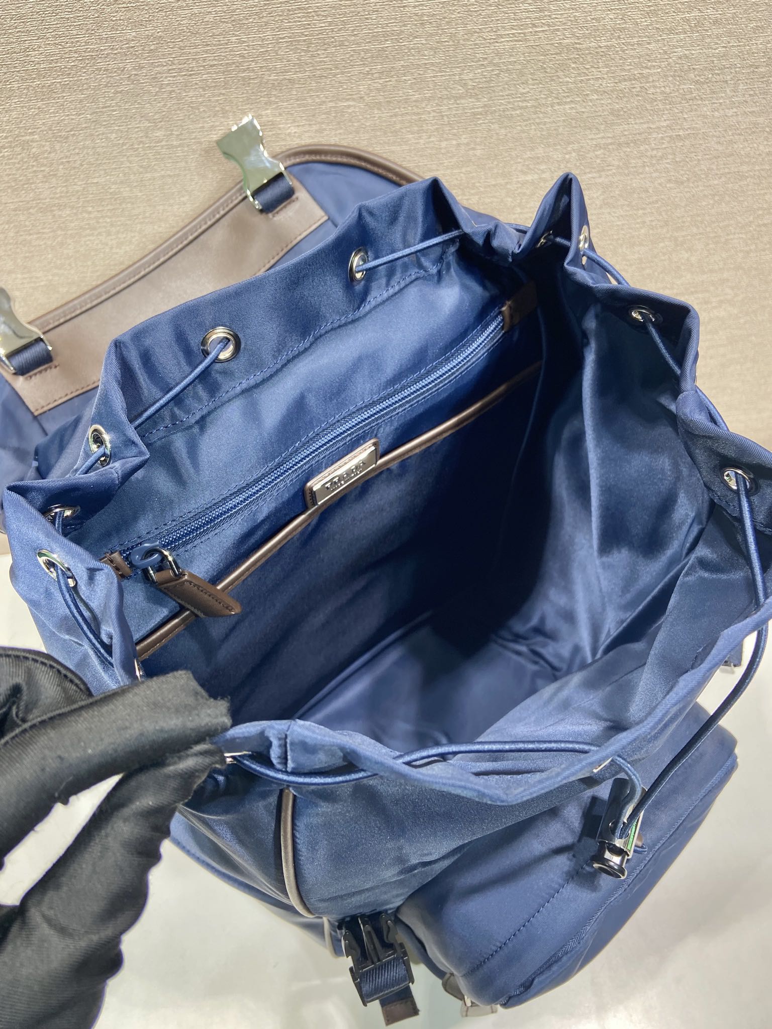 💰580🎉新款双肩背包🎉2VZ135A新品🎉🎉
这款双肩背包採用運動風格設計，飾有麂皮細節/小牛皮/进口尼龙面料组成，容量空间大，展現靈活百搭的現代風格。颜色混搭，非常时尚好看😘😘帅哥们，赶紧入手吧🎉🎉
长27x高45x底17cm🎉🎉🎉