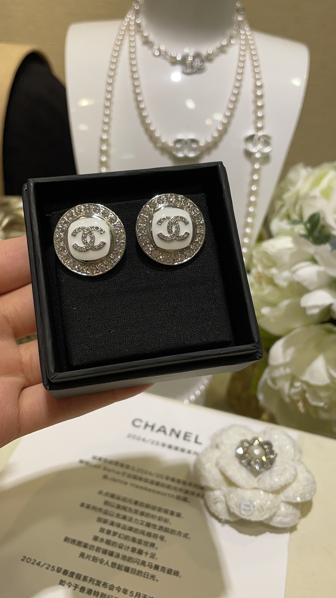 NO:631166,88200, today’s new earrings, 25C new full diamond double C white enamel silver button round earrings, full diamond double C embellished with white enamel silver metal small buttons, a full circle of sparkling diamonds on the outside, cute and cute, very refreshing and simple design, super suitable for daily wear, consistent brass material, customized style with high cost performance, Cardia high-end jewelry1986090988200,今日新品耳钉 25C新款满钻双C白色珐琅银色纽扣圆形耳钉 满钻双C点缀白色珐琅银色金属小纽扣 外镶一整圈闪钻可可爱爱 非常清爽简单的设计 超级适合日常佩戴 z一致黄铜材质 定制款性价比超高,,卡迪亚高端饰品,Jewelry