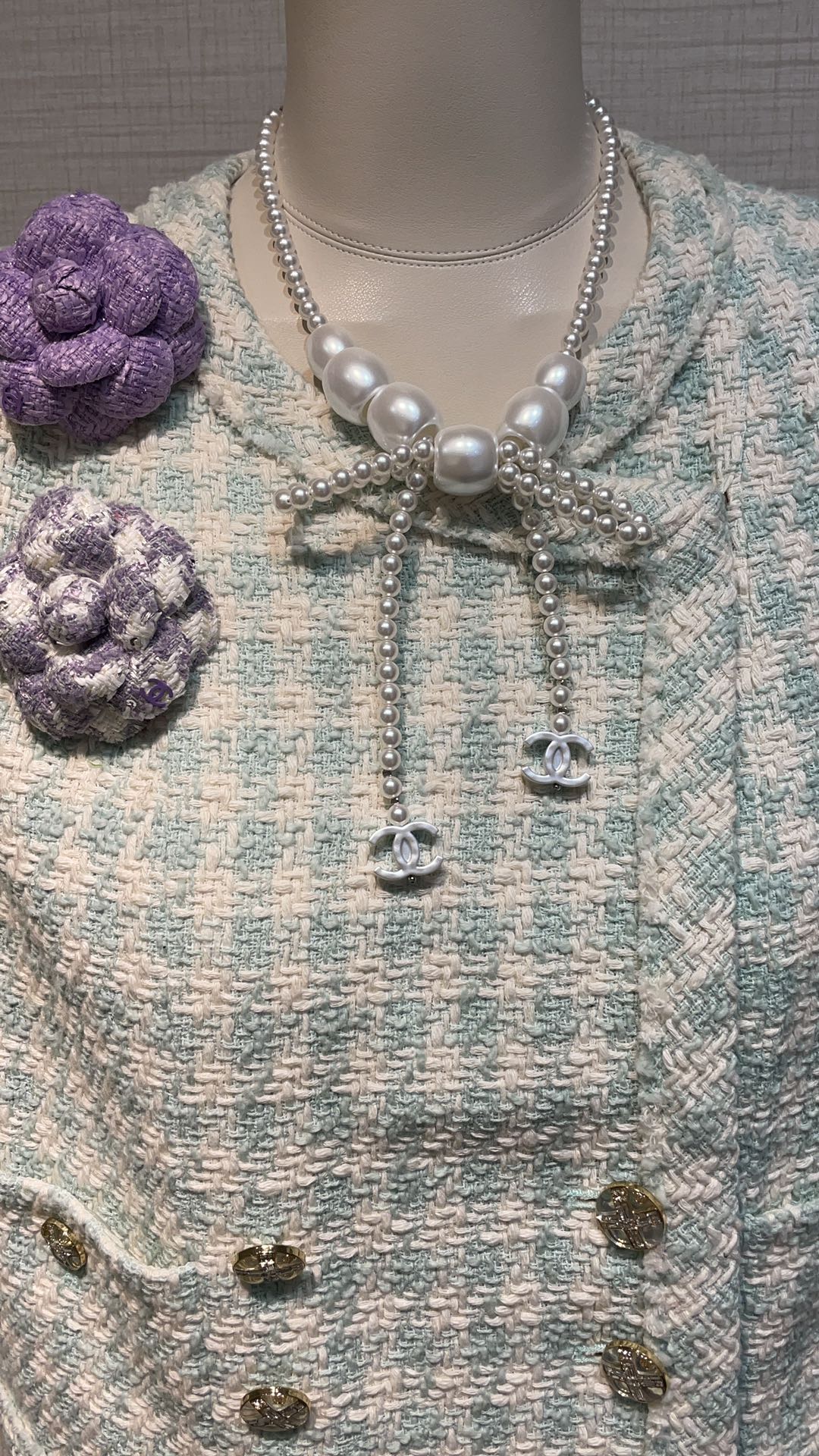 NO:635100,88300, the princess style necklace arrived today. 25C new pearlescent white double C pearl bow necklace. The actual ballet style princess style necklace is very textured. Pearlescent white double C pearl chain bow big pearl. The big pearl is hollow and not heavy. It is full of eye-catching index. It is made of the same brass material. Customized pearls. You can earn money when you buy it. Necklace comes with a packaging box, necklace, Cartier high-end jewelry.1986090988300,今日到货公主风项链 25C新款珠光白色双C珍珠蝴蝶结项链 实物非常有质感芭蕾风公主风项链 珠光白双C珍珠链条蝴蝶结大珍珠 大珍珠是空心的不重吸睛指数拉满 z一致黄铜材质 定制珍珠 买到赚到 项链带包装盒,,necklace,卡迪亚高端饰品,Jewelry