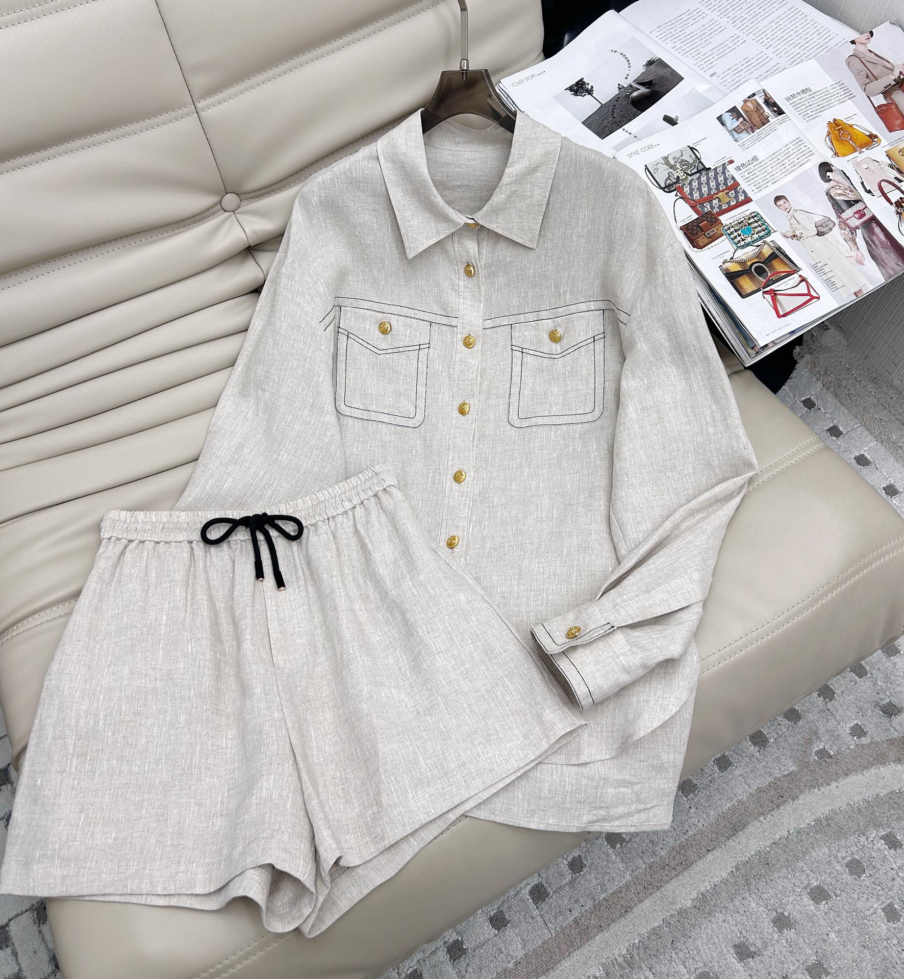 NO:297588,New style must-haves, fashionable linen shirt suit, lapel long-sleeved shirt   high-waist casual shorts two-piece set, customized linen fabric, spring and summer essential outfit, loose style, versatile upper body, not picky, fashionable and casual slack feeling, upper body looks slim and high-end SML.,, shorts, shirts, alexander wang19860909新款必备 时髦亚麻衬衫套装,翻领长袖衬衫 高腰休闲短裤两件套,定制亚麻面料 春夏必备穿搭 宽松版型 上身百搭不挑人 时髦又有随意的松弛感 上身显瘦又高级 码数SML.,,shorts,shirts,alexander wang,Women's clothing