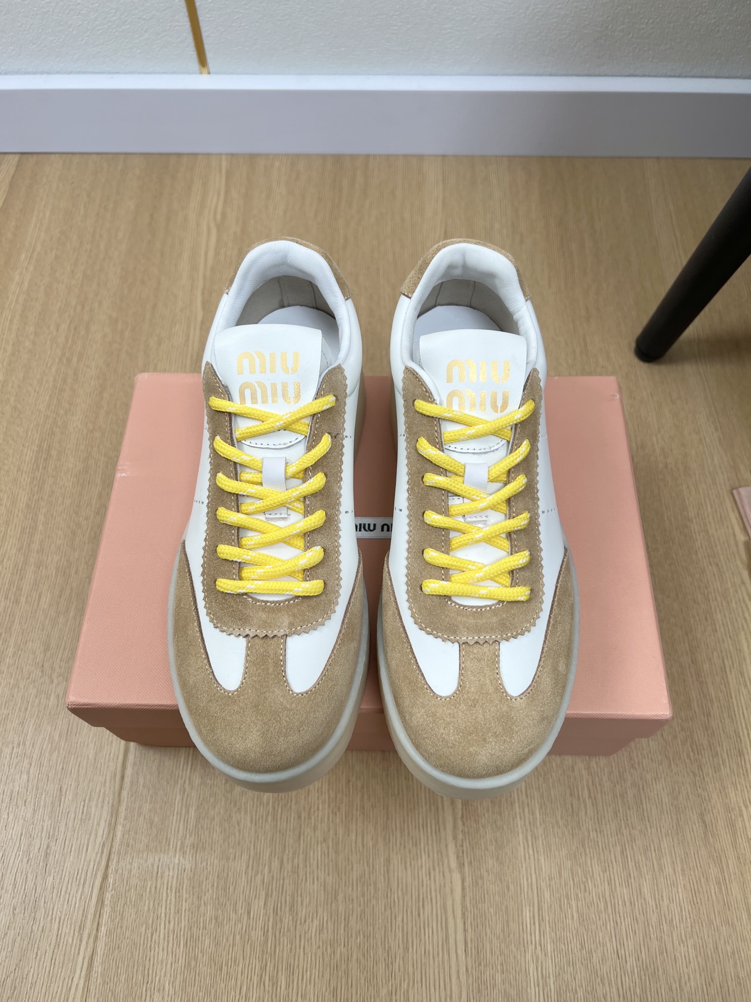 NO:163927,MiuMiu | 2025 miu home 2025 spring and summer new product, the latest hot color-blocking thick-soled casual shoe series, fashionable, simple and high-end, casually matched, very light and comfortable on the feet, the main recommended model this year, fashionable, simple and high-end, casually matched, very comfortable on the feet, must-have for the year!  Original purchase and development, making products, miu's latest hit, avant-garde and bold design, Miu logo style is integrated into the simple lines of this leather sneaker. The unique logo is decorated on the tongue and back of the shoe, embellished with retro design. Imported cowhide with upper, imported cowhide with silk sheepskin insoles, imported silk sheepskin, outsole original open mold TPU sole, shoe thickness 4.5cm, size 35-41 (40.41 customization) Packaging original packaging, casual shoes/sports shoes, miumiu, sneakers, cowhide, sheepskin19860909MiuMiu缪缪 | 2025 miu家2025春夏新品 专柜最新爆款做拼色厚底休闲鞋系列 时尚 简约高级 随意搭配 上脚非常轻便舒适 今年主推款 时尚 简约高级 随意搭配 上脚非常舒适,年度必入款！原版购入开发 做货 miu家最新爆款 前卫大胆的设计 Miu logo 风格融于此款皮革运动鞋的简约线条.别致徽标饰于鞋舌与背面,点缀复古设计. 鞋面进口牛皮拼接牛猄 内里进口丝绸羊皮 鞋垫进口丝绸羊皮 大底原版开模TPU大底 鞋厚4.5cm 码数35-41（40.41定制） 包装原版包装,休闲鞋/运动鞋,miumiu,sneakers,cowhide,sheepskin,Women's Shoes