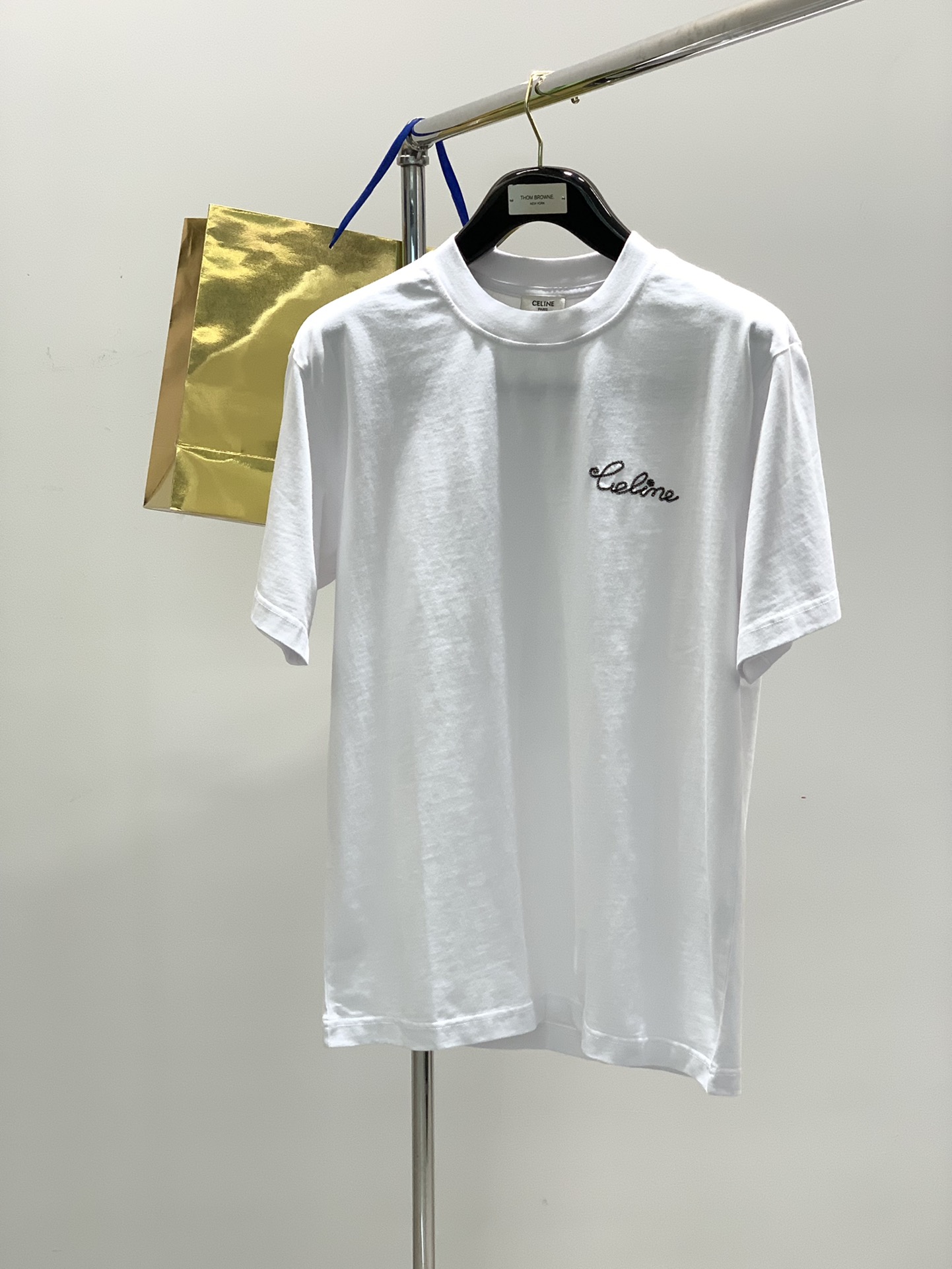 ，，CELINE 赛琳，新款短袖…前片刺绣 后侧胶印处理。帅气的字体表现时尚的态度。尺码m-2xL。m码