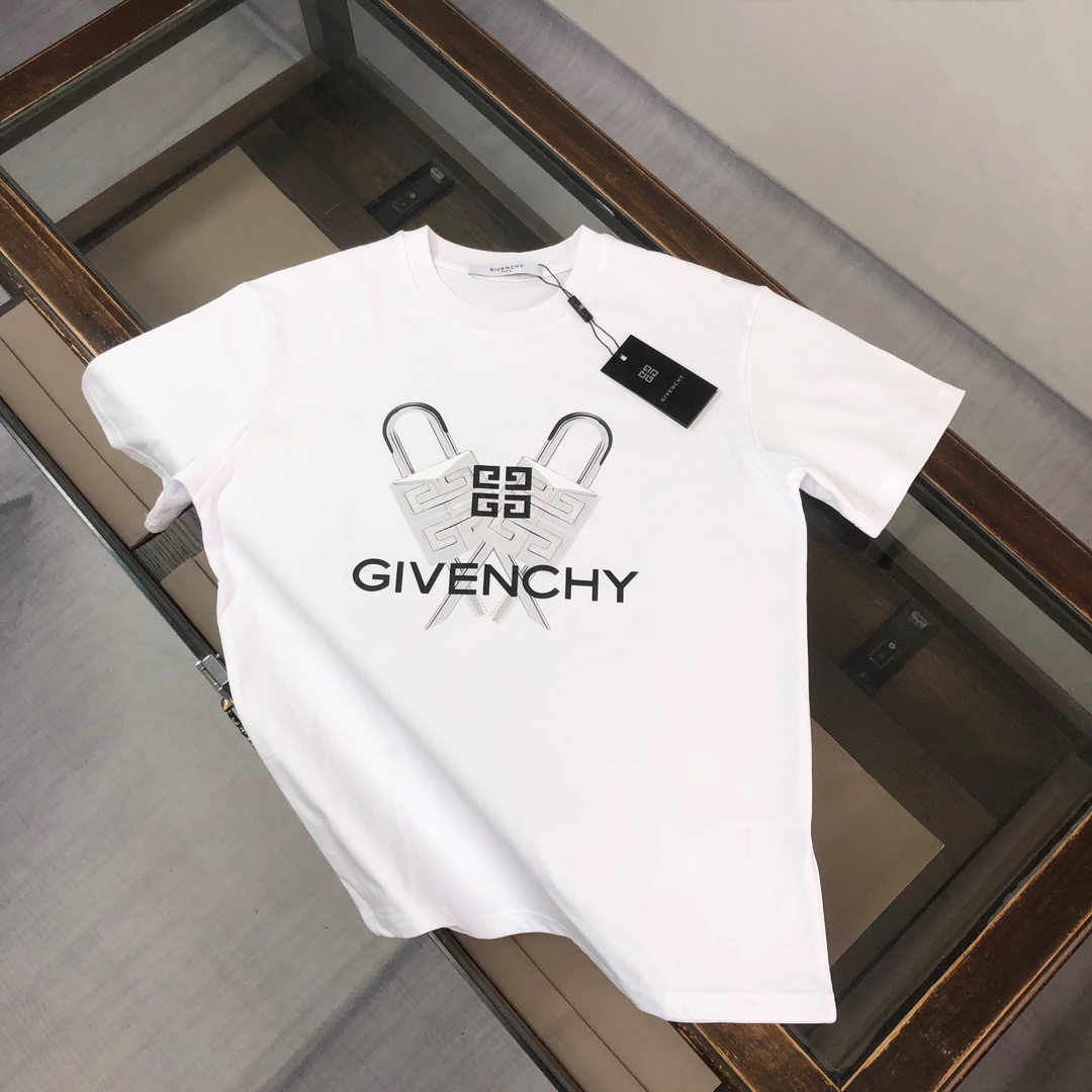 NO:115849,AGIVENCHY Givenchy's latest short-sleeved round-neck couple T-shirt in spring and summer ~ exquisitely upgraded printed logo ~ custom-made pure cotton fabric, extremely skin-friendly and comfortable, very soft to touch, very texture, and meticulous workmanship. It perfectly reflects the three-dimensional feeling, conforms to the brand's consistent design style, and is very good overall!  Fashionable T-shirts, and you can wear them alone!  The upper body effect is excellent. Color black white. Number of codes. S M L XL (loose style. Please report height and weight when ordering), given , given , given , given , T-shirt, tees, t-shirt, alexander wang19860909AGIVENCHY 纪梵希 25春夏最新款短袖圆领情侣款T恤～印花Logo精致升级～定制纯棉面料,极为亲肤舒适, 摸上去手感非常的柔软,质感很好,做工细致.完美体现立体感 符合品牌一贯的设计风格,整体非常不错！时尚品味T恤衫,而且内搭单穿都完全没问题！上身效果超赞 颜色黑色 白色 码数 S M L XL（宽松版型 下单请报身高体重）,,givenchy,givenchy,T-shirt,tees，t-shirt,alexander wang,Men's clothing