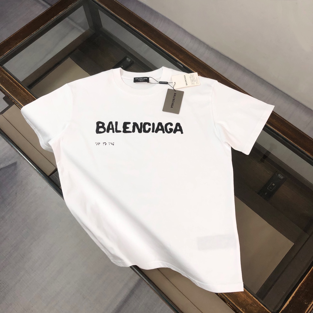 NO:115852,ABALENCIAGA's latest short-sleeved printed logo round neck couple T-shirt in spring and summer 25 ~ Customized pure cotton fabric, extremely skin-friendly and comfortable, very soft to touch, very textured, and meticulous workmanship. It perfectly reflects the three-dimensional feeling, conforms to the brand's consistent design style, and is very good overall!  Fashionable T-shirts, and you can wear them alone!  Excellent upper body effect Color black white Number of code S M L XL (loose style Please report height and weight to place an order), ,balenciaga,balenciaga,T-shirt,tees,t-shirt,alexander wang19860909ABALENCIAGA 巴黎世家 25春夏最新款短袖印花logo圆领情侣款T恤～定制纯棉面料,极为亲肤舒适, 摸上去手感非常的柔软,质感很好,做工细致.完美体现立体感 符合品牌一贯的设计风格,整体非常不错！时尚品味T恤衫,而且内搭单穿都完全没问题！上身效果超赞 颜色黑色 白色 码数 S M L XL（宽松版型 下单请报身高体重）,,balenciaga,balenciaga,T-shirt,tees，t-shirt,alexander wang,Men's clothing
