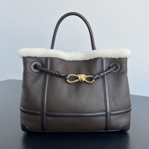 Elegant Leather Tote Bag with Braided Detail and Fur Lining, 32.5x24x12 cm 1 Elegant Leather Tote Bag with Braided Detail and Fur Lining, 32.5x24x12 cm