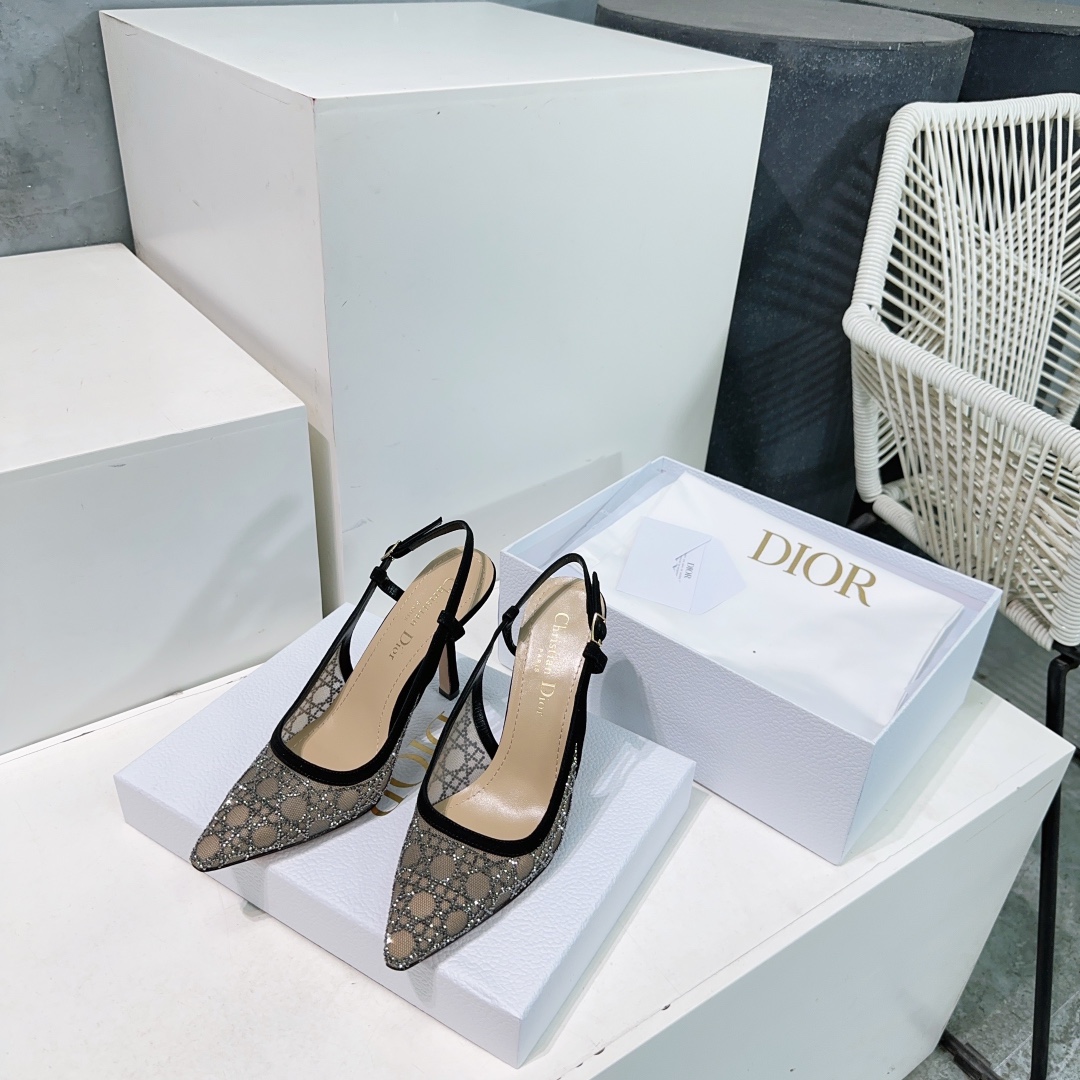 NO:706557,Purchasing agent level!  The Dior Capture high-heeled shoe is a sophisticated creation with modern elegance. Offering a refined transparent element, mesh cannage perm and a nude stripe style showcasing the Cannage pattern, enhanced with tonal suede goatskin details. Fabric: Technical fabric, suede goatskin, sheepskin lining Outsole Italian leather outsole Heel height 6.5cm, 9.5cm  Size 35-43 (35.41, 42, 43 customization is non-returnable and non-exchangeable), half-drag high heels, dior, high heels, sheepskin, Leather soles19860909代购级别！ 迪奥 Capture高跟单鞋是一个精致的创作与现代优雅.提供了一个精致的透明元素,网眼藤格纹烫钻和裸色条纹风格展示了Cannage图案,与同色绒面山羊皮细节增强. 面料: 科技面料,绒面山羊皮,羊皮衬里 大底意大利真皮大底 跟高6.5cm,9.5cm 码数35-43（35.41,42,43定制不退不换）,半拖高跟鞋,dior,high heels,sheepskin,Leather soles,Women's Shoes