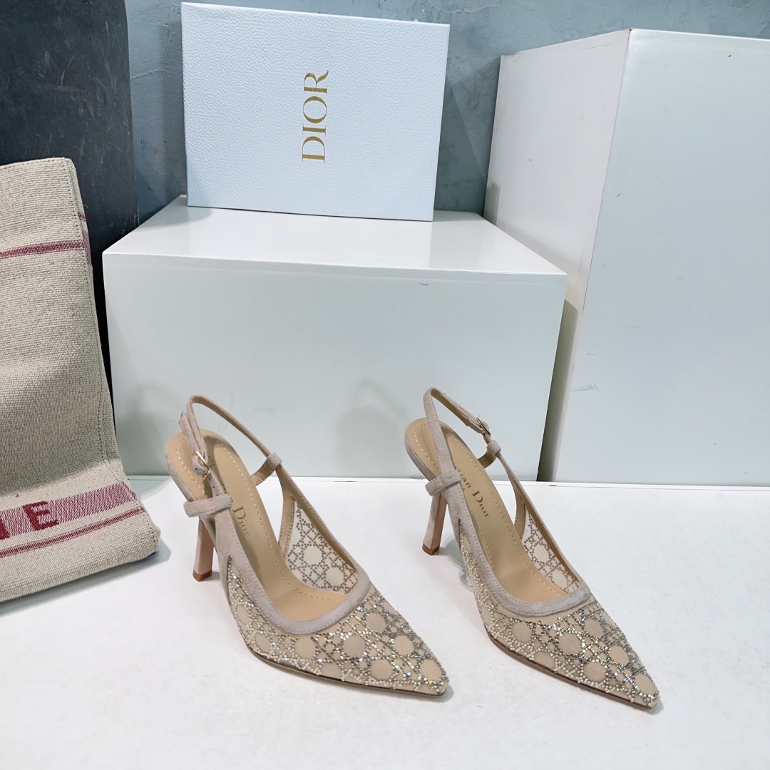 NO:721960,High quality!  Top quality purchasing agent level!  Dior Dior 2026 spring and summer catwalk new style bling...bling...mesh crystal diamond single shoes, sandals and wedding shoes series. Stars' same rhinestone cannage pattern cat heel slippers. The top high-end version on the market. Exclusive sale!  Crystal hot diamonds for embellishment!  Cute and playful, age-reducing without losing the sense of high-end ~ the sense of sight of a wealthy daughter ~ elegant and ladylike style!  Super beautiful on the feet ~ full of elegance. A must-have item for delicate little fairies. Original custom mesh upper with hot Australian rhinestones. Water-dyed sheepskin foot lining. Heel height: 10cm. Size: 35-42 (40.41.42 is non-refundable). Comes with original packaging + original airplane box, high heels, dior, dior, sandals, high heels, slippers, sheepskin.19860909高品质！顶级品质代购级别！Dior 迪奥 2026春夏走秀新款bling...bling...网纱水晶钻单鞋凉鞋婚鞋系列 明星同款水钻藤格纹图案猫跟拖鞋 市面顶级高端版本 独家发售！水晶烫钻饰以点缀！ 可爱俏皮减龄又不失高级感～富家千金即视感～高雅大气名媛风！ 上脚超美～尽显优雅气质 精致小仙女必入单品 鞋面原版定制网面镶烫澳洲水钻 水染羊皮垫脚内里 跟高:10cm 码数:35-42(40.41.42定不退换) 配原版包装+原版飞机盒,高跟鞋,dior,dior,sandals,high heels,slippers,sheepskin,Women's Shoes
