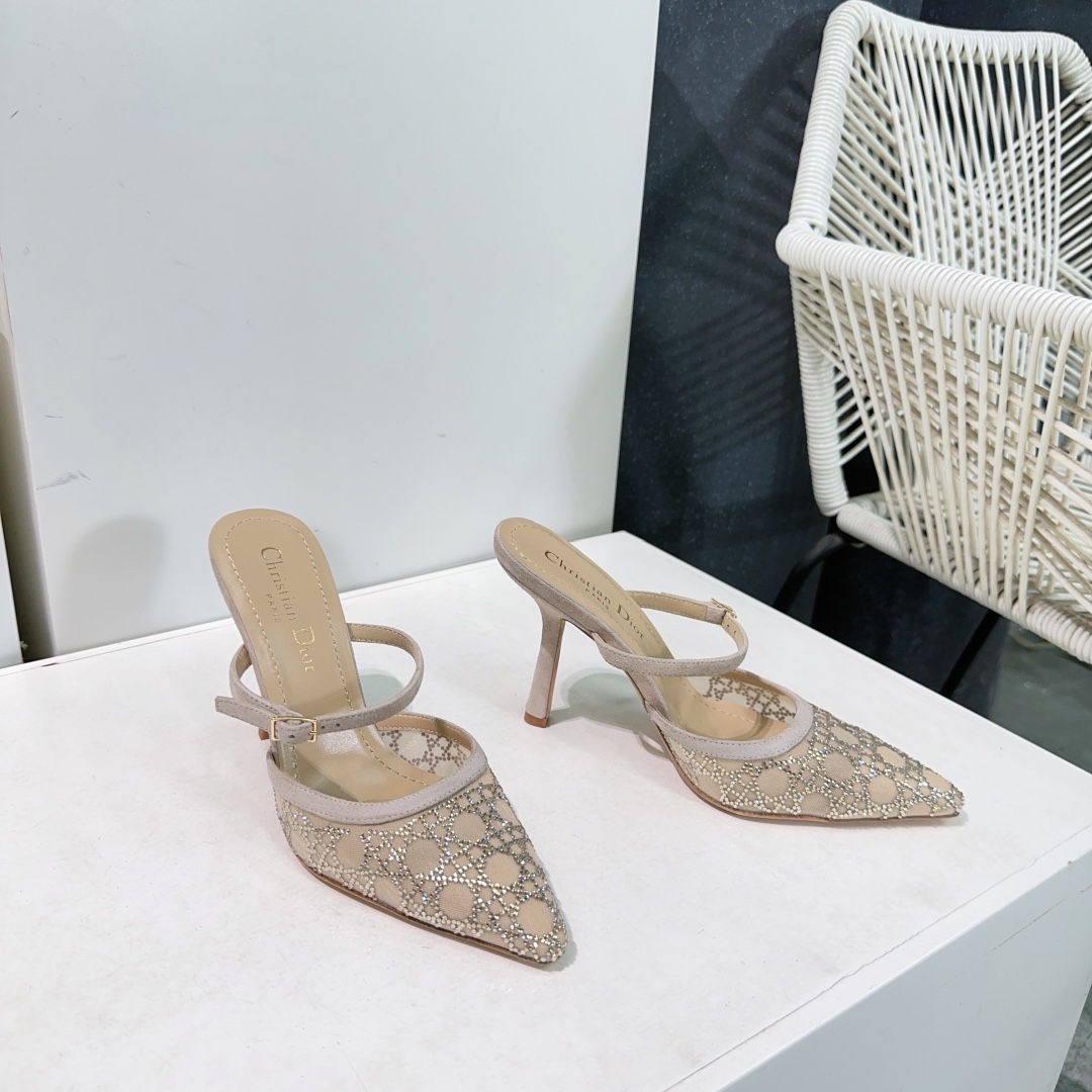 NO:236823,High quality!  Top quality purchasing level!  Dior 2025 Spring and Summer Show new bling...bling... Mesh crystal diamond single shoes sandals wedding shoes series Celebrity same rhinestone rattan plaid pattern cat heel slippers top high-end version on the market exclusively available!  Crystal iron diamonds are decorated with embellishments!  Cute and playful, age-reducing without losing the sense of high-end ~ A rich girl is a visual experience~ an elegant and elegant socialite style!  The feet are super beautiful~ it shows the elegant temperament. The exquisite little fairy must-have item. The upper is original customized mesh with Australian rhinestones. The water-dyed sheepskin footbed inside. Heel height: 10cm. Size: 35-42 (40.41.42. It is not returned or exchanged) with original packaging   original aircraft box, high heels, dior, dior, sandals, high heels, slippers, sheepskin19860909高品质！顶级品质代购级别！Dior 迪奥 2025春夏走秀新款bling...bling...网纱水晶钻单鞋凉鞋婚鞋系列 明星同款水钻藤格纹图案猫跟拖鞋 市面顶级高端版本 独家发售！水晶烫钻饰以点缀！ 可爱俏皮减龄又不失高级感～富家千金即视感～高雅大气名媛风！ 上脚超美～尽显优雅气质 精致小仙女必入单品 鞋面原版定制网面镶烫澳洲水钻 水染羊皮垫脚内里 跟高:10cm 码数:35-42(40.41.42定不退换) 配原版包装 原版飞机盒,高跟鞋,dior,dior,sandals,high heels,slippers,sheepskin,Women's Shoes